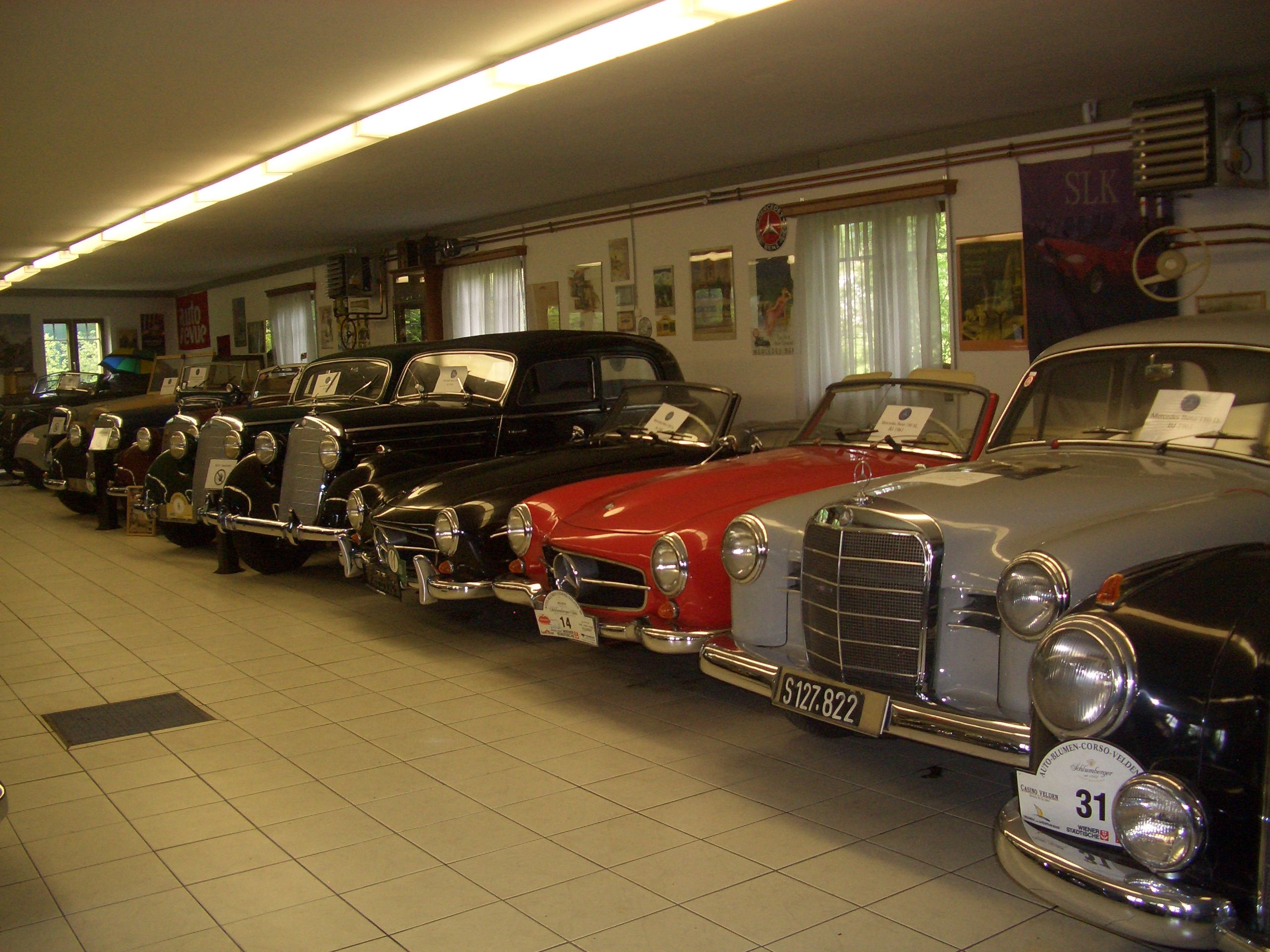 Řada historických automobilů v muzeu.