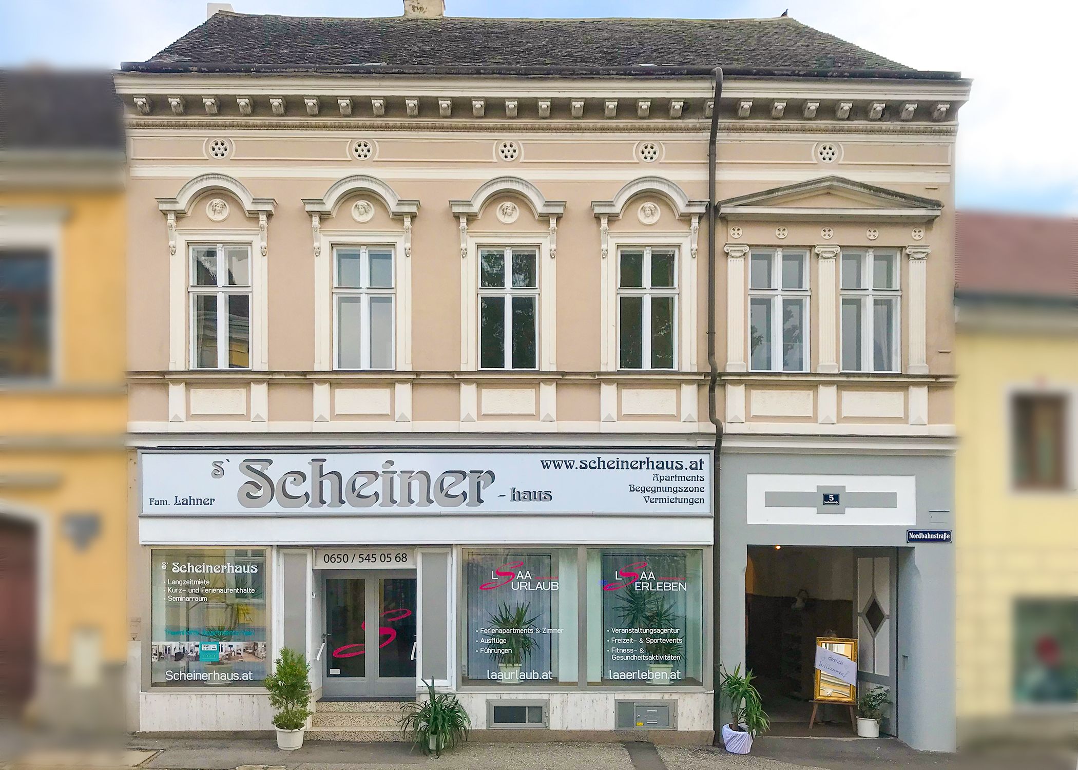Fasáda dvoupatrové budovy s nápisem "Scheinerhaus".