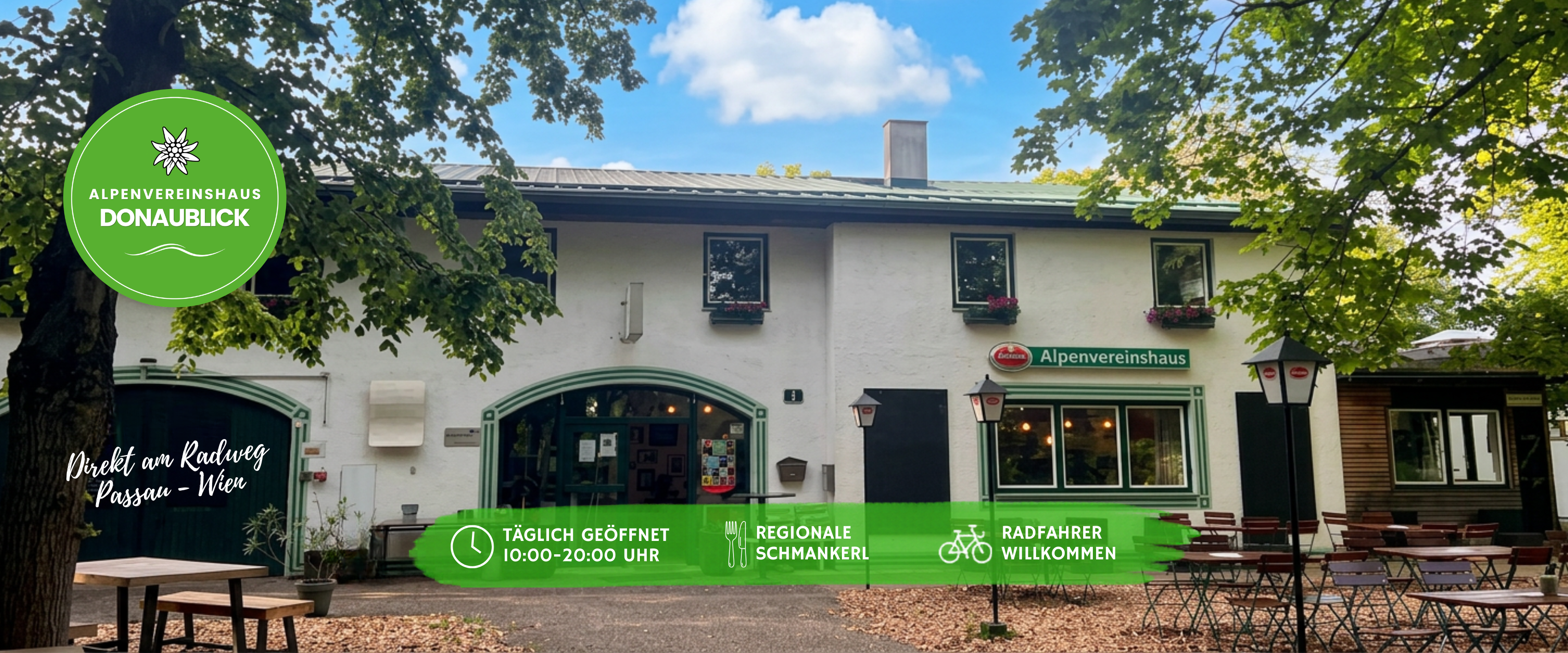 Pohled zvenčí na Alpenvereinshaus Donaublick se stoly a židlemi venku.