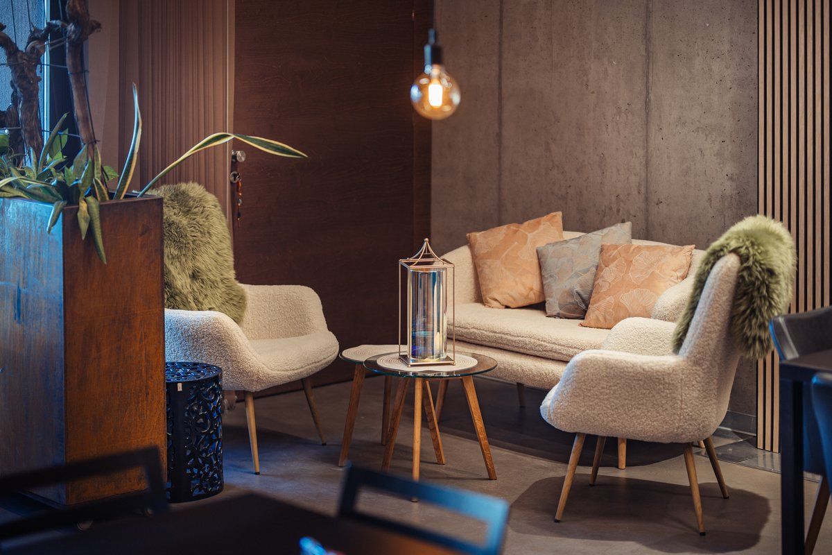 Útulné posezení s pohovkou, křesly a polštáři.