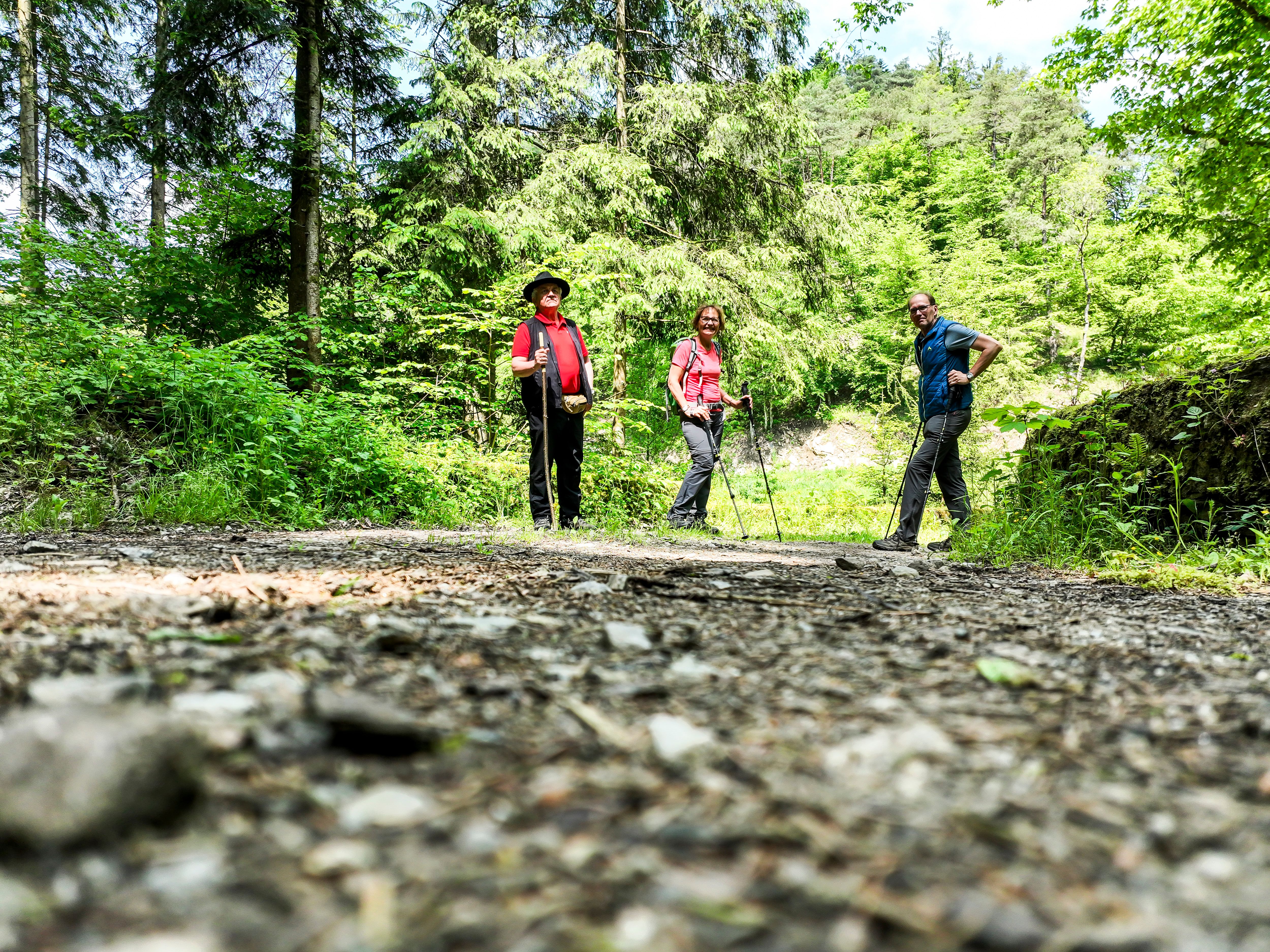 3 turisté na jednom z mostů Römber v údolí Schwarzau