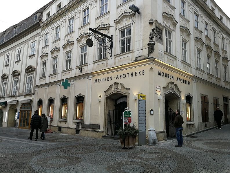 Historická budova s nápisem "Mohren Apotheke".