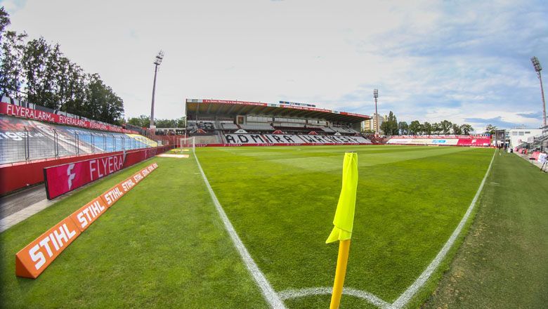 Fotbalový stadion FC Flyeralarm Admira s prázdnými tribunami a hřištěm.