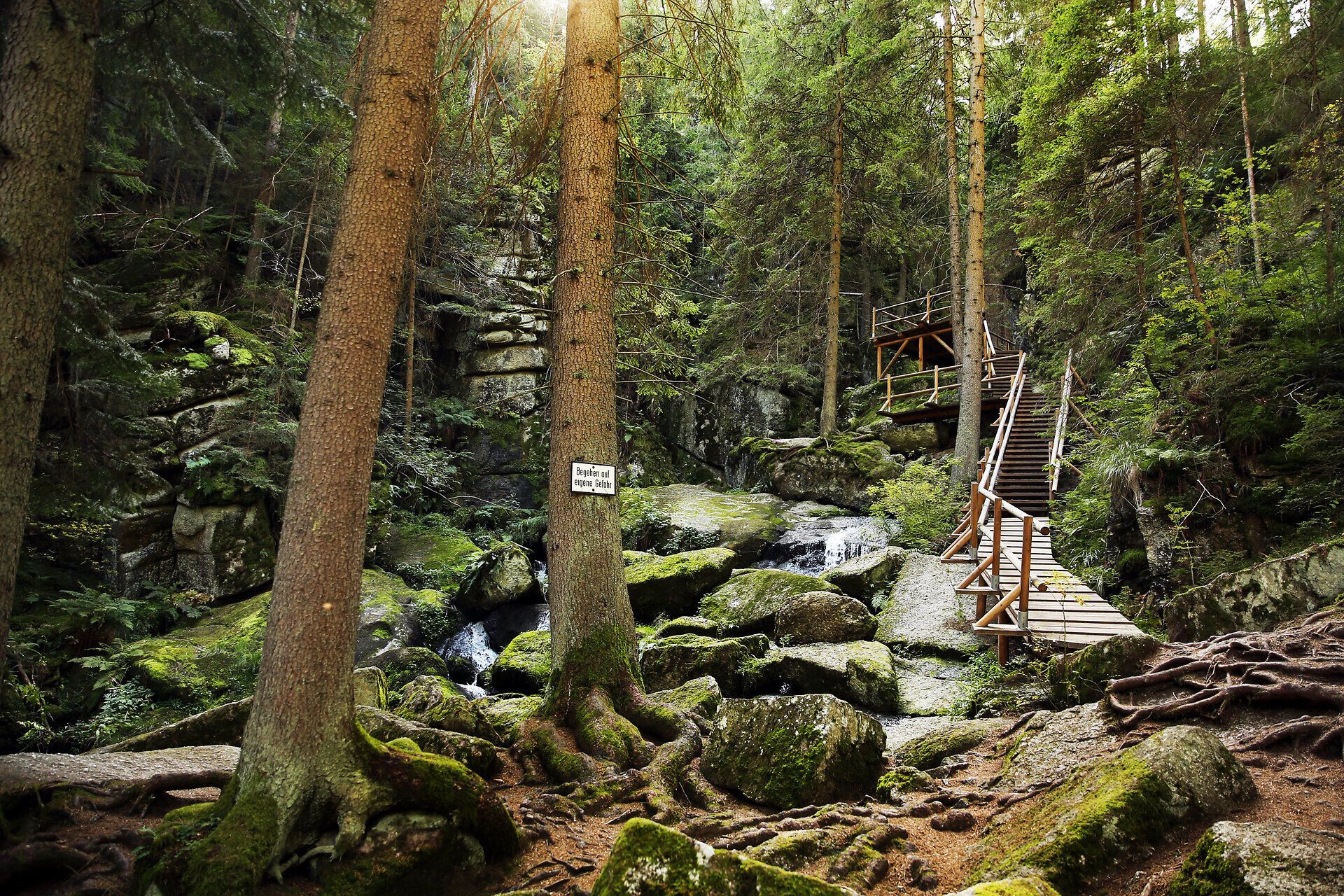 Vodopád Lohnbachfall, obklopený majestátními stromy a jemně se vlnící vodou, vás zve k osvěžujícímu odpočinku v přírodě. Zelená idyla a čerstvý vzduch vytvářejí dokonalou kulisu pro turisty, kteří si chtějí vychutnat krásu okolí.