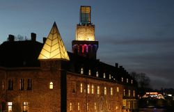 In der sanften Dämmerung erstrahlt das Schloss Rothschild in warmen Lichttönen, während der Fluss leise plätschert. Die harmonische Verbindung von historischer Architektur und modernem Design schafft eine magische Atmosphäre, die zum Verweilen einlädt.