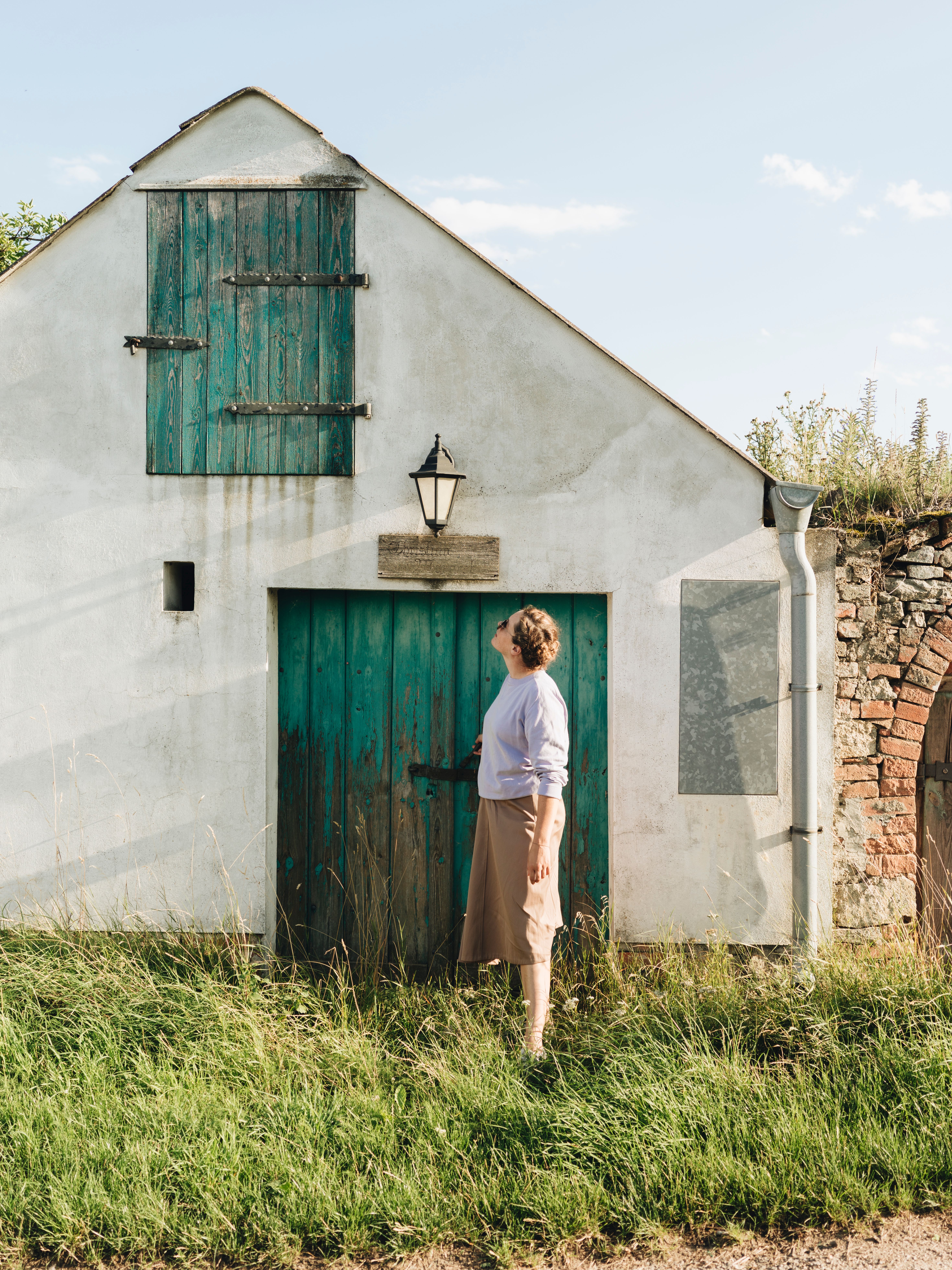 Vinný sklep v Zellerndorfu, obklopený vinicemi a modrou oblohou.