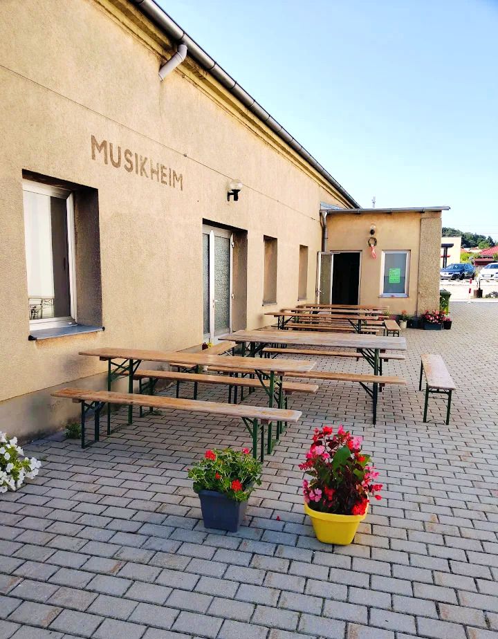 Vinný šenk Thaller Wolfsthal, vnitřní nádvoří se stoly na víno 