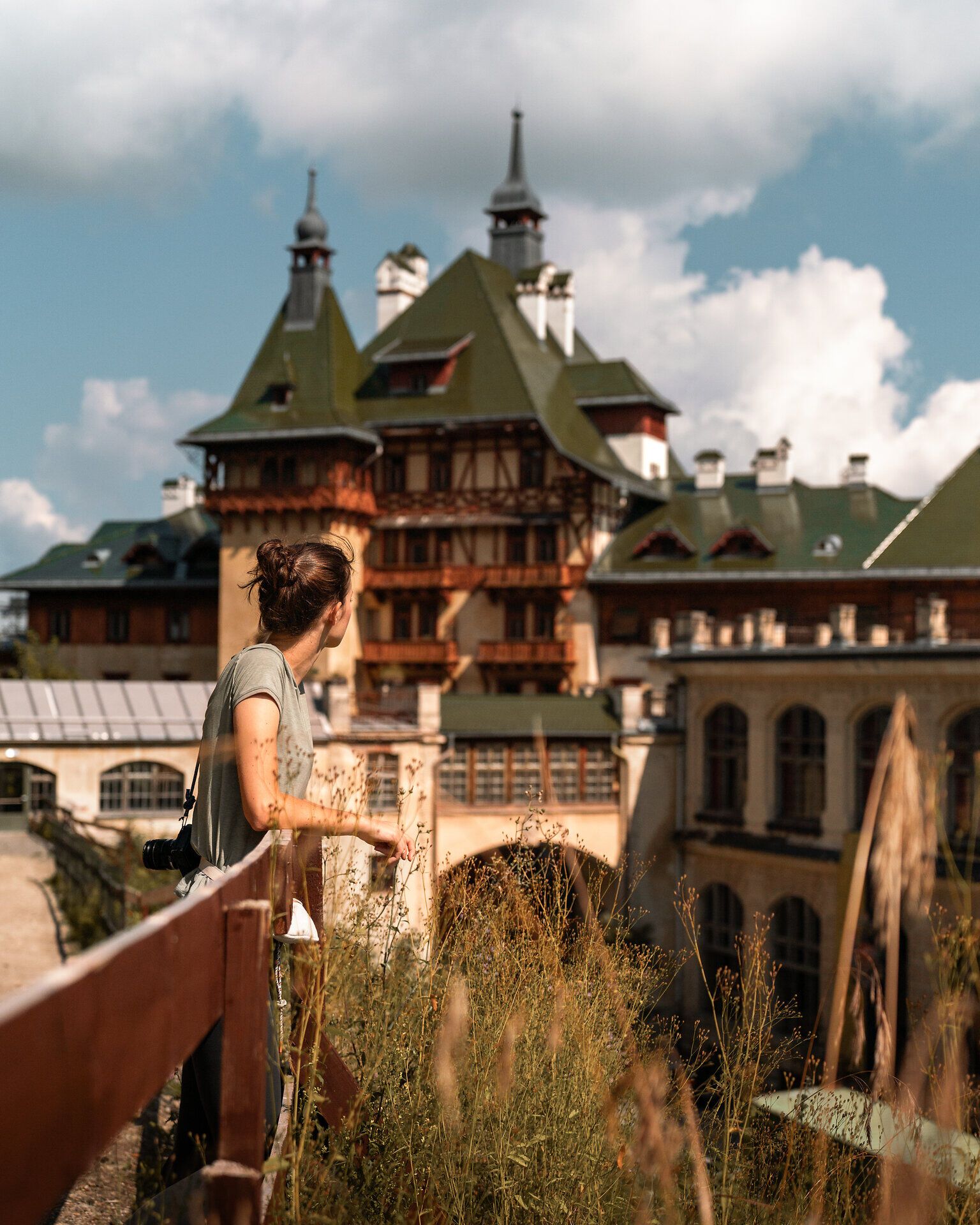 Atmosféra obklopená majestátními horami a svěží zelení přímo vybízí k posezení. Historická architektura hotelu Südbahnhotel dokonale ladí s úchvatnou krajinou, která se rozprostírá v pozadí. Návštěvníci zde mohou zažít krásu léta na horách v Dolním Rakousku.