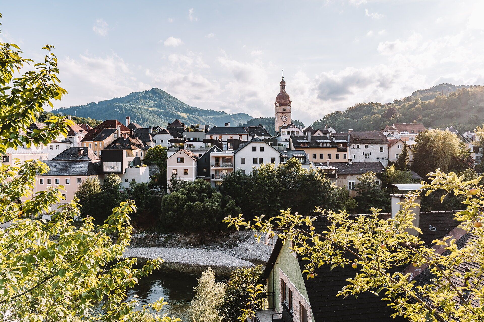 Na obrázku je Waidhofen an der Ybbs. V pozadí je vidět vysoká kostelní věž a Mostviertelské pohoří.
