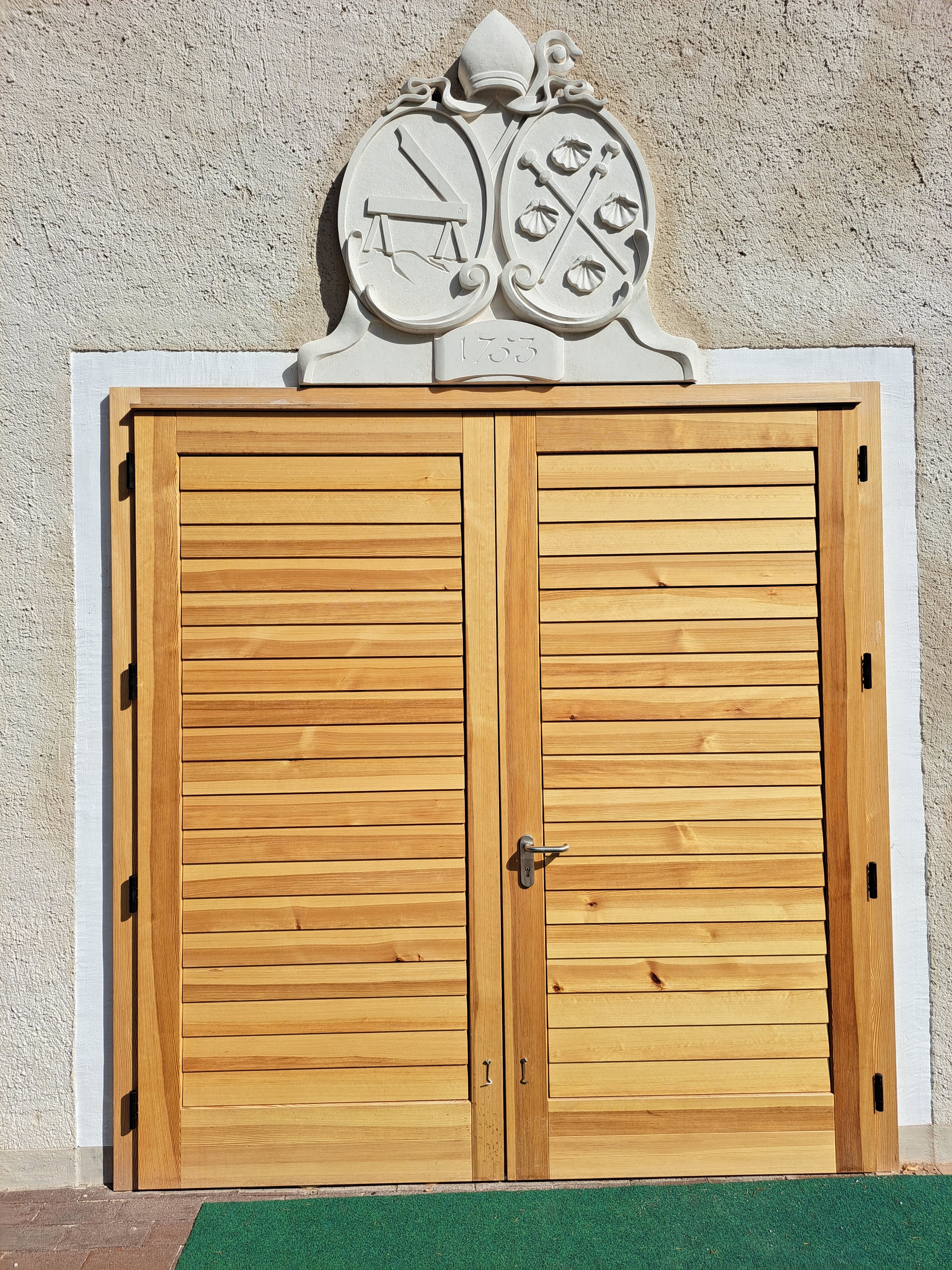 Hlavní vchod s erbem opata Jakuba Pacha (1753)