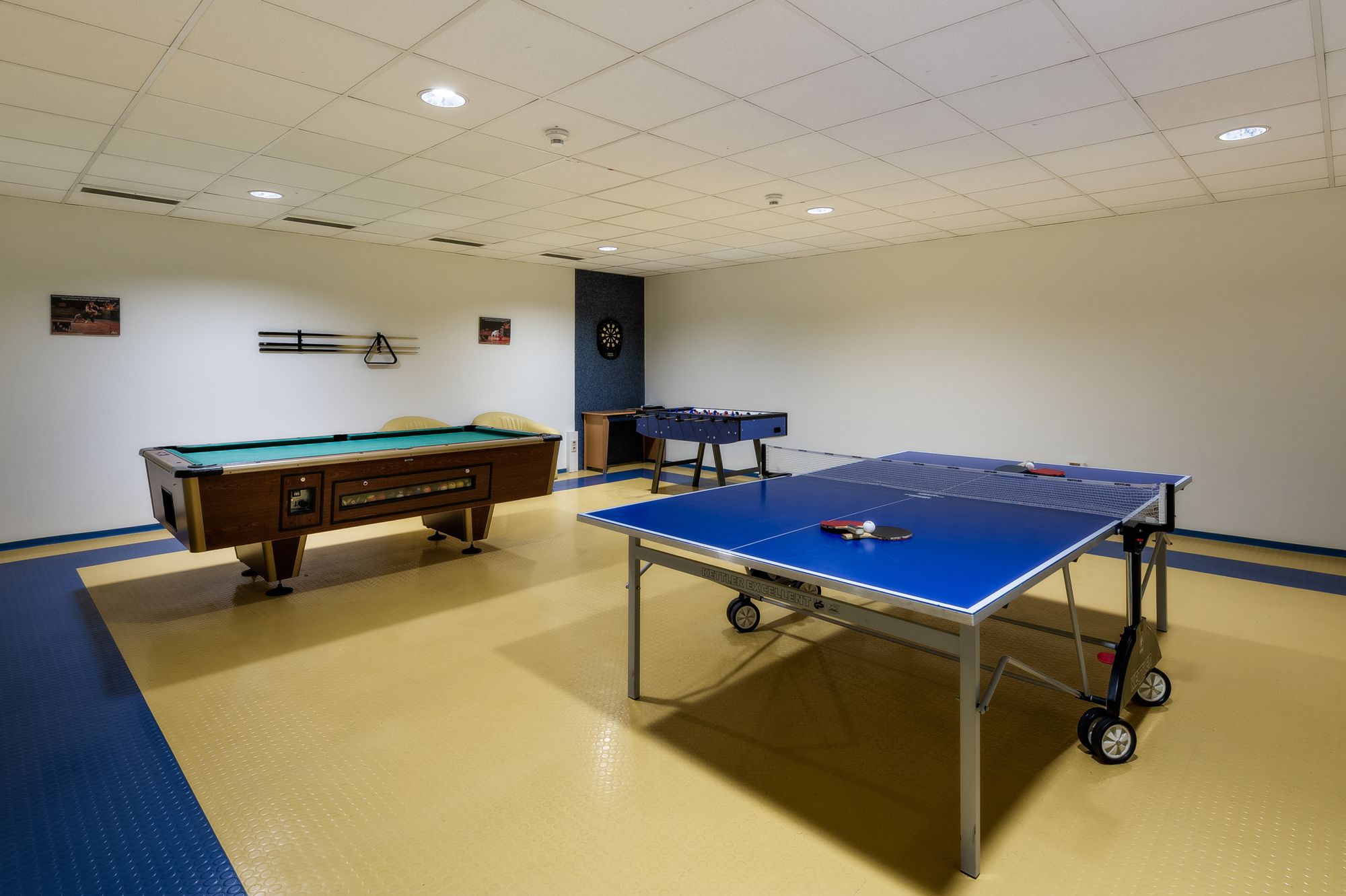 Volnočasová místnost s kulečníkem, stolním tenisem a stolním fotbalem v hotelu City.