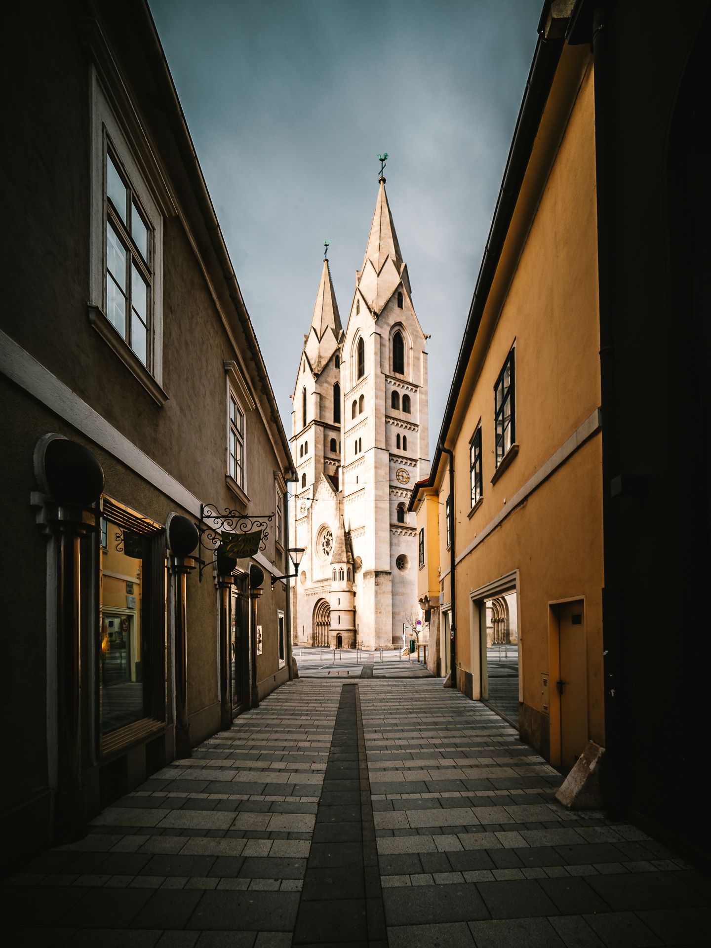 Katedrála Panny Marie ve Wiener Neustadtu vyfotografovaná z boční uličky