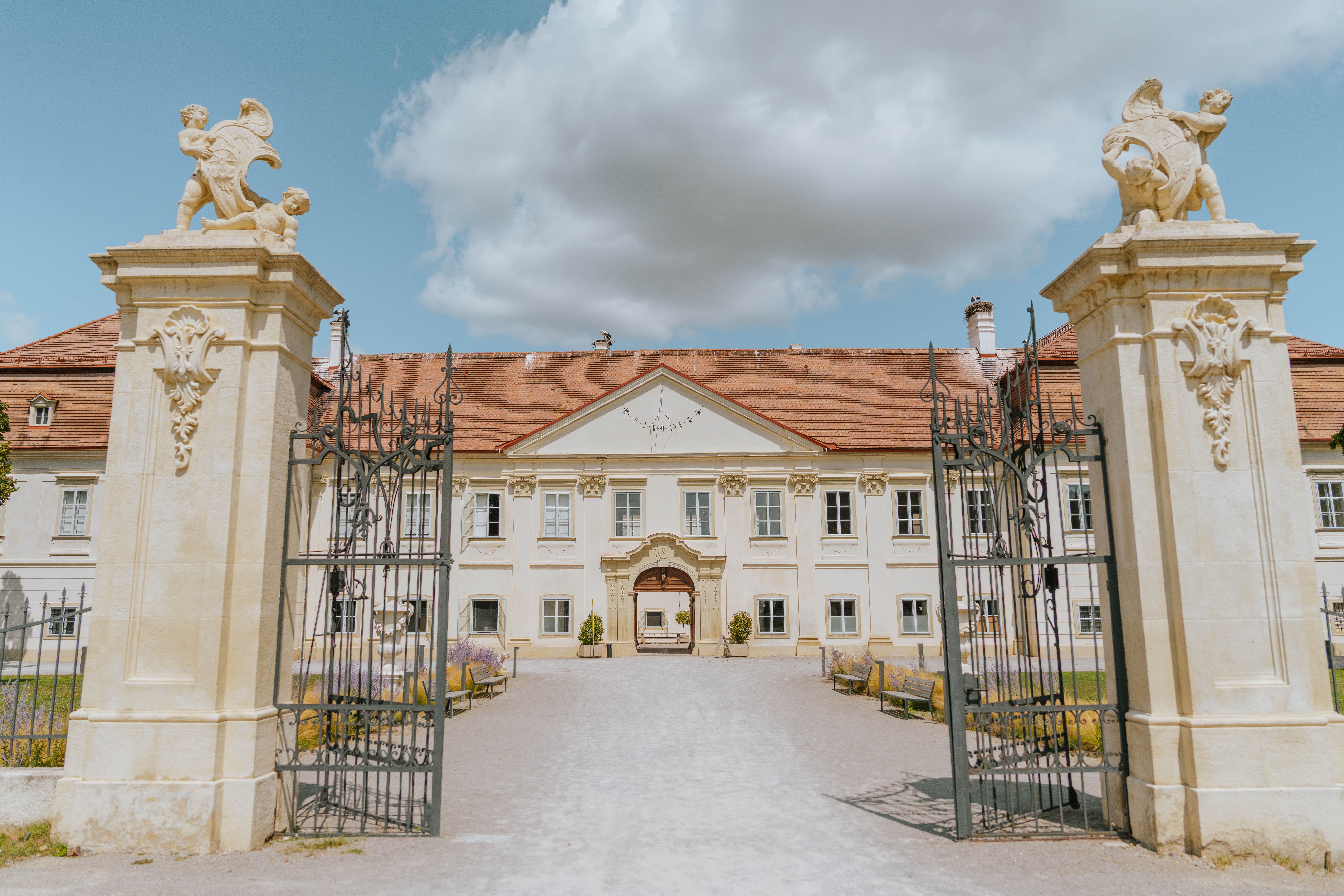 Vstupní brána a průčelí hradu Marchegg pod modrou oblohou.