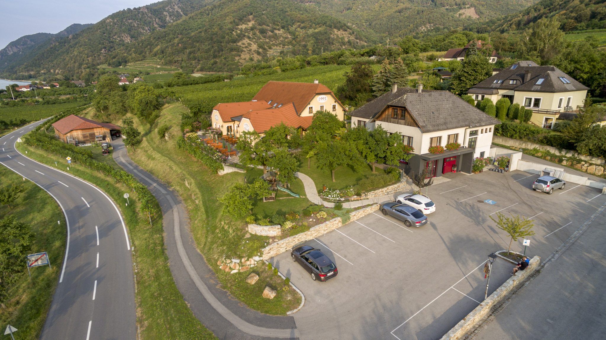 Záběr z dronu Winzerhof Pöchlinger