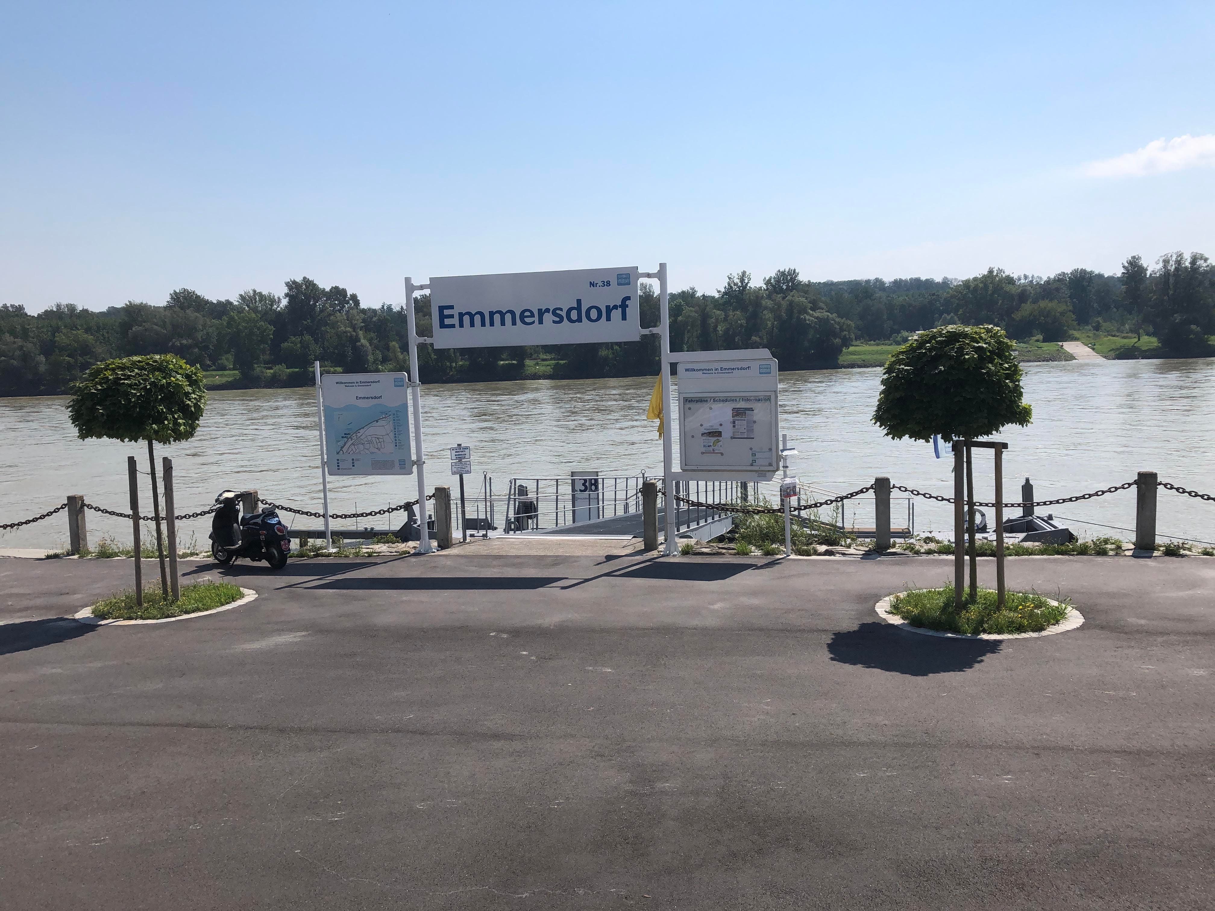 Přístaviště Emmersdorf na Dunaji s ukazateli a stromy.