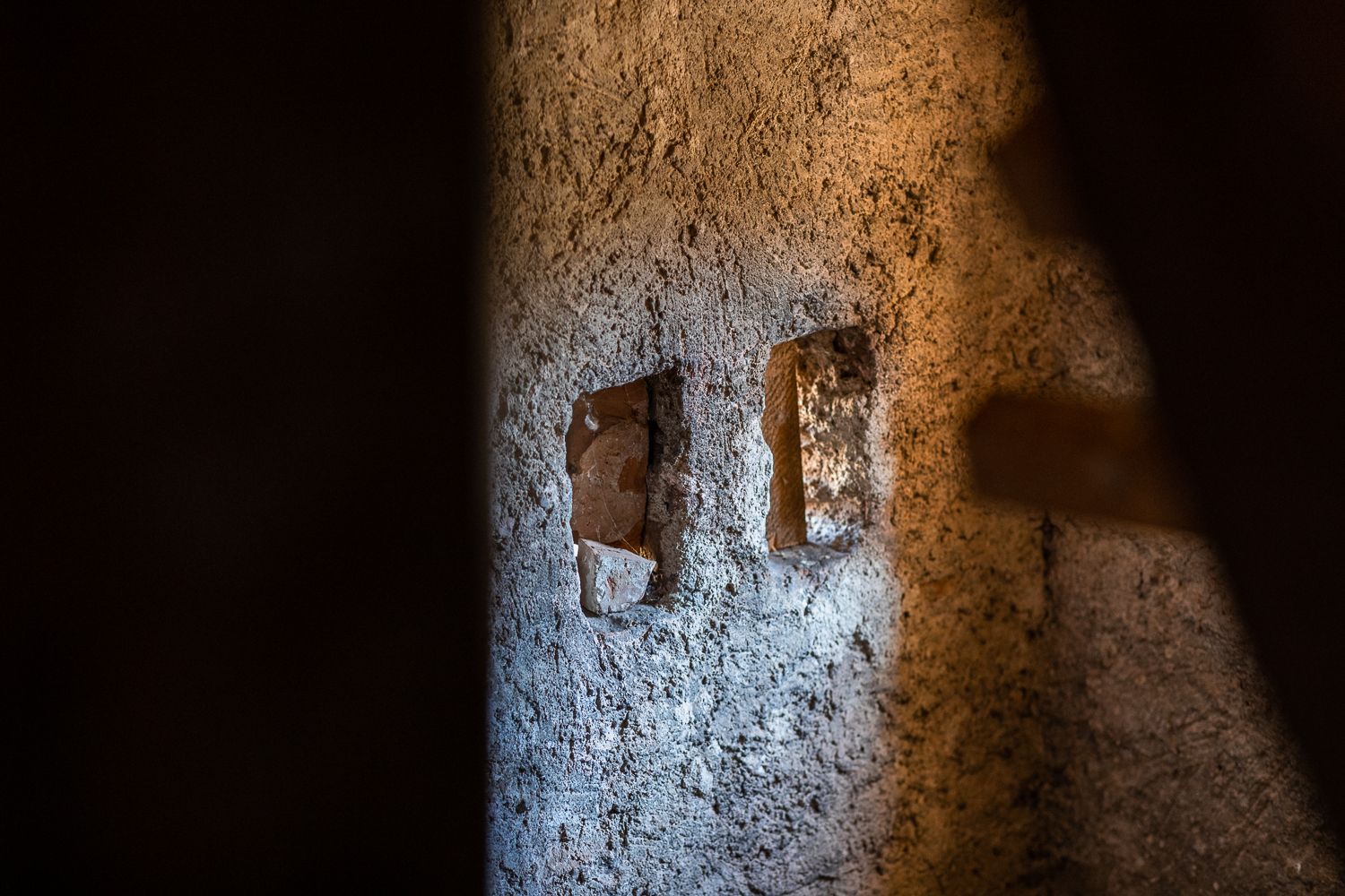Detailní záběr na výdřevu v kamenné zdi opevněného kostela v Edlitz.
