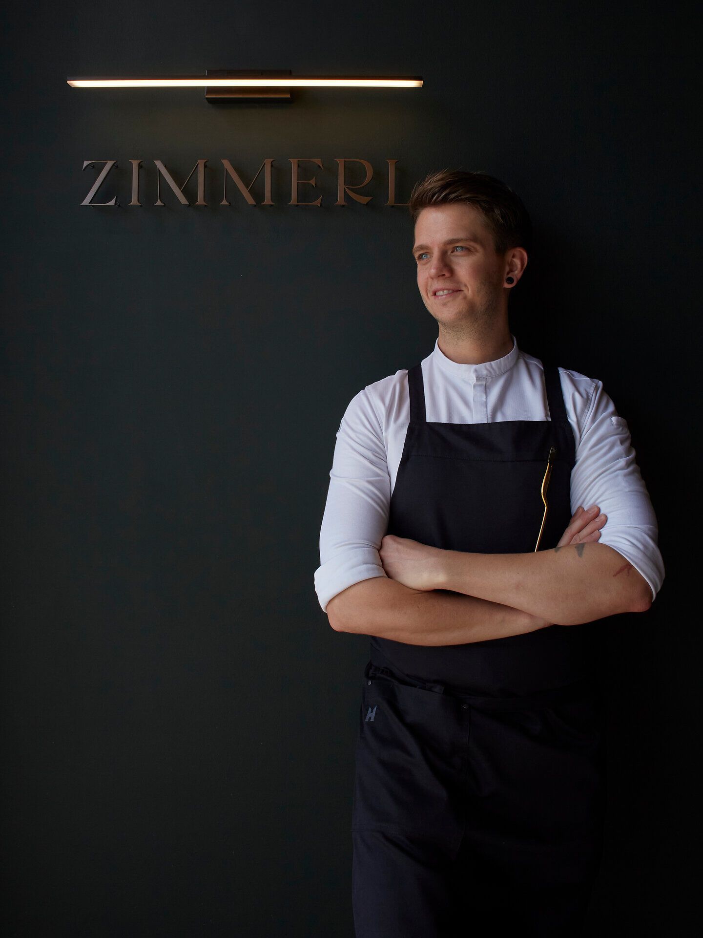 Elegantní restaurace s kulatými stoly, bílými ubrusy a tlumeným osvětlením.