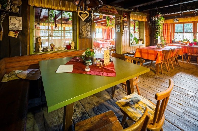 Útulný salónek na chatě Herrgottschnitzerhütte
