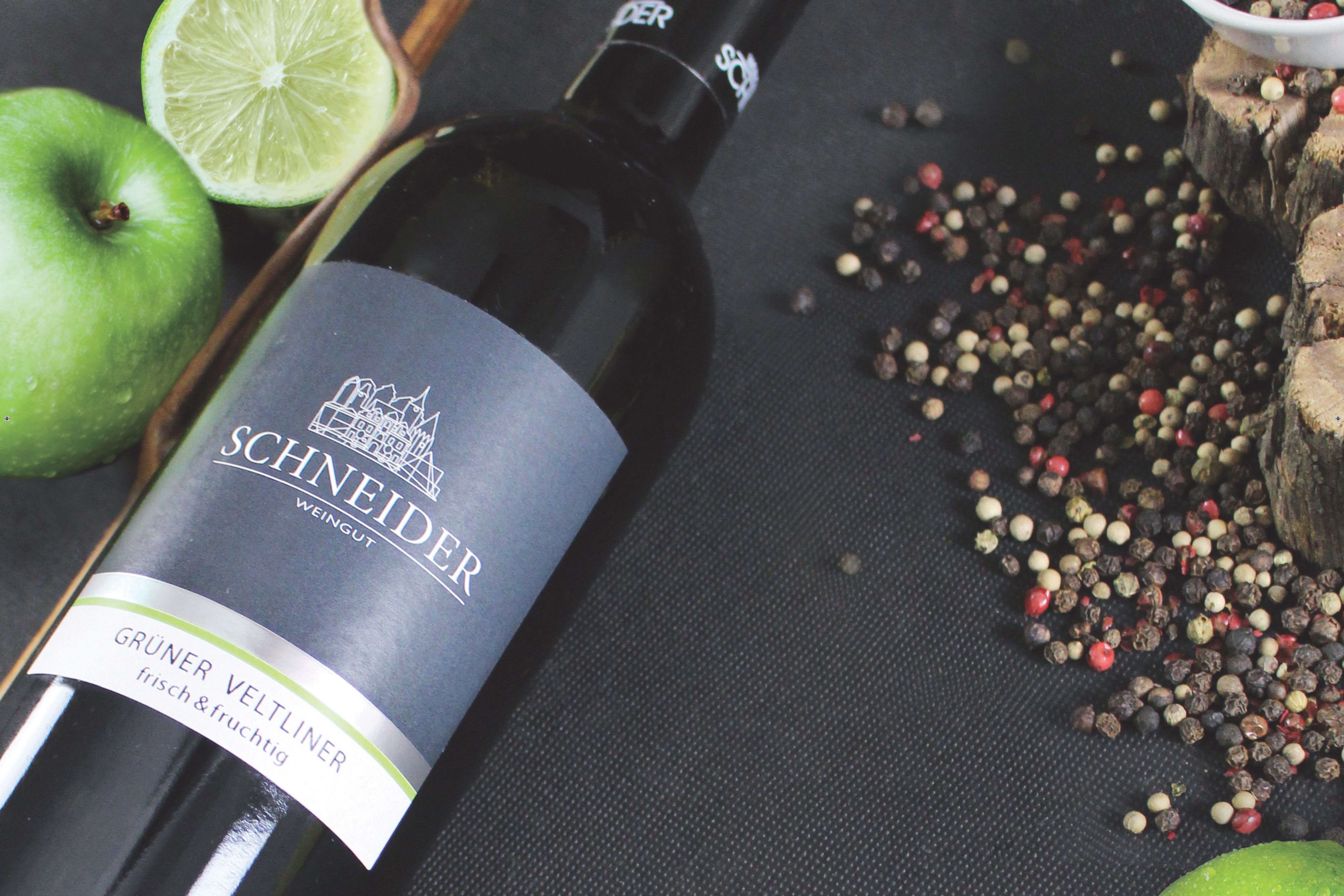 Láhev vína veltlínské zelené z Weingut Schneider se zeleným jablkem a limetkou.