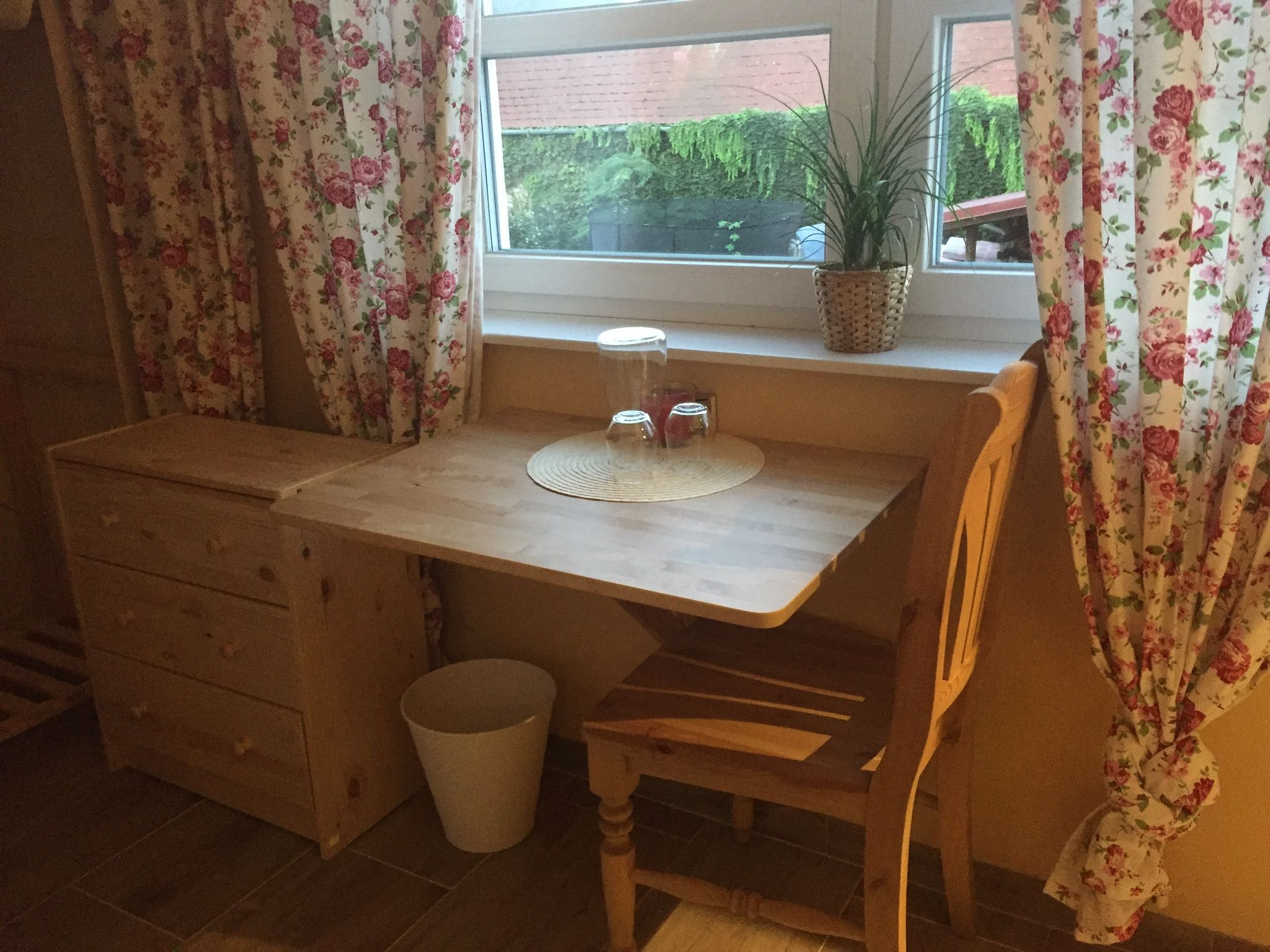 Hippo Campus, pokoj, stůl