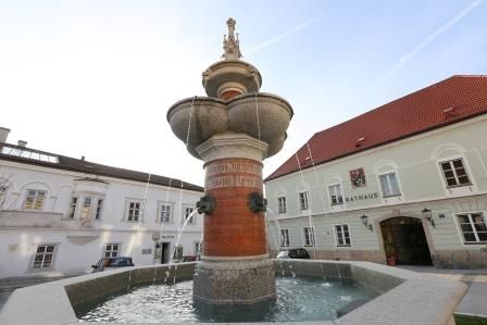 Jubilejní kašna císaře Františka Josefa před budovou radnice.