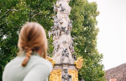 Der Klosterhof Heiligenkreuz strahlt eine friedliche Atmosphäre aus, umgeben von majestätischen Bäumen und kunstvollen Statuen. Radfahrer genießen die frische Luft und die malerische Kulisse, während sie die Schönheit des Wienerwaldes erkunden.