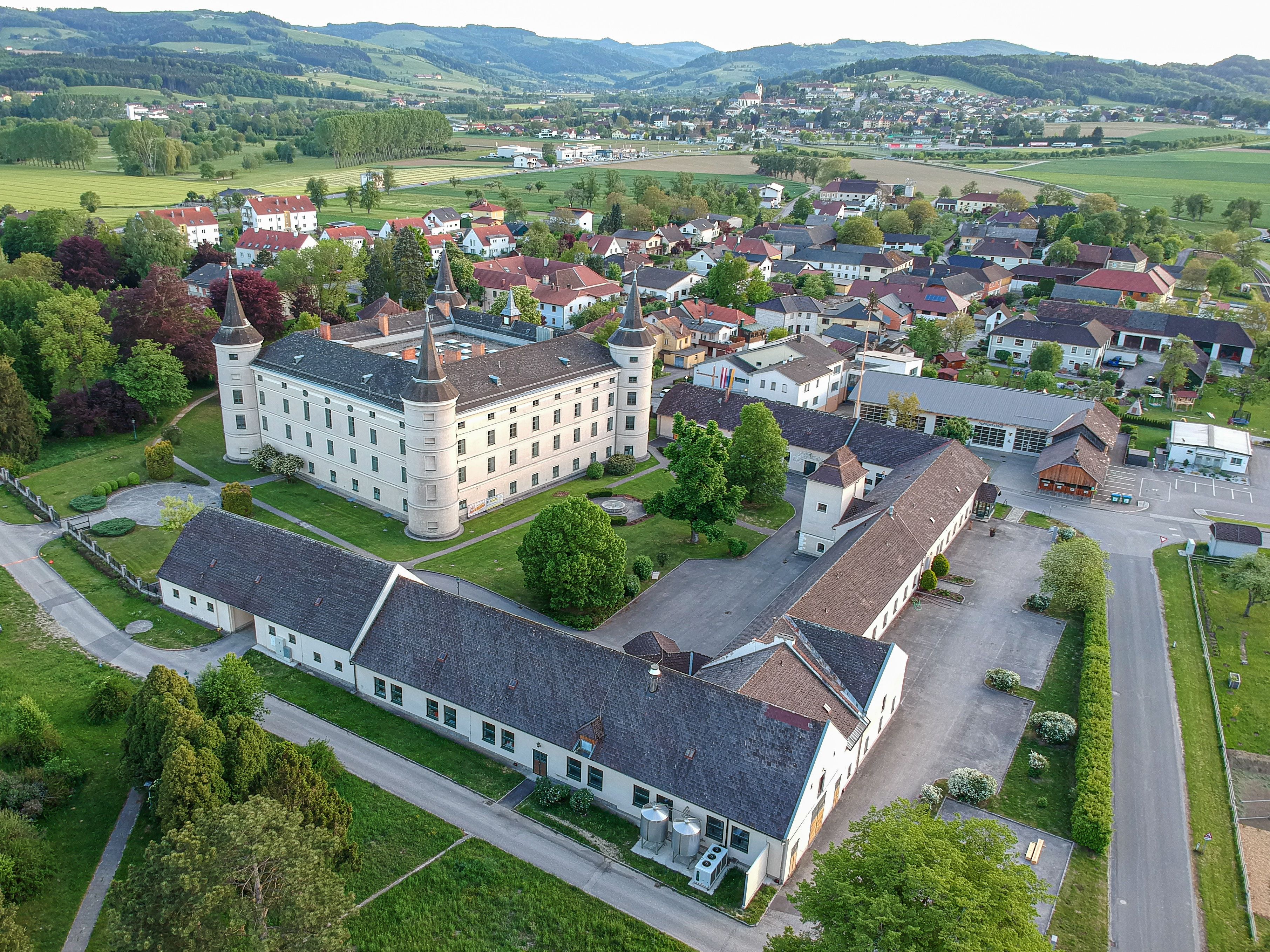 Letecký pohled na hrad Wolfpassing s výhledem na Steinakirchen
