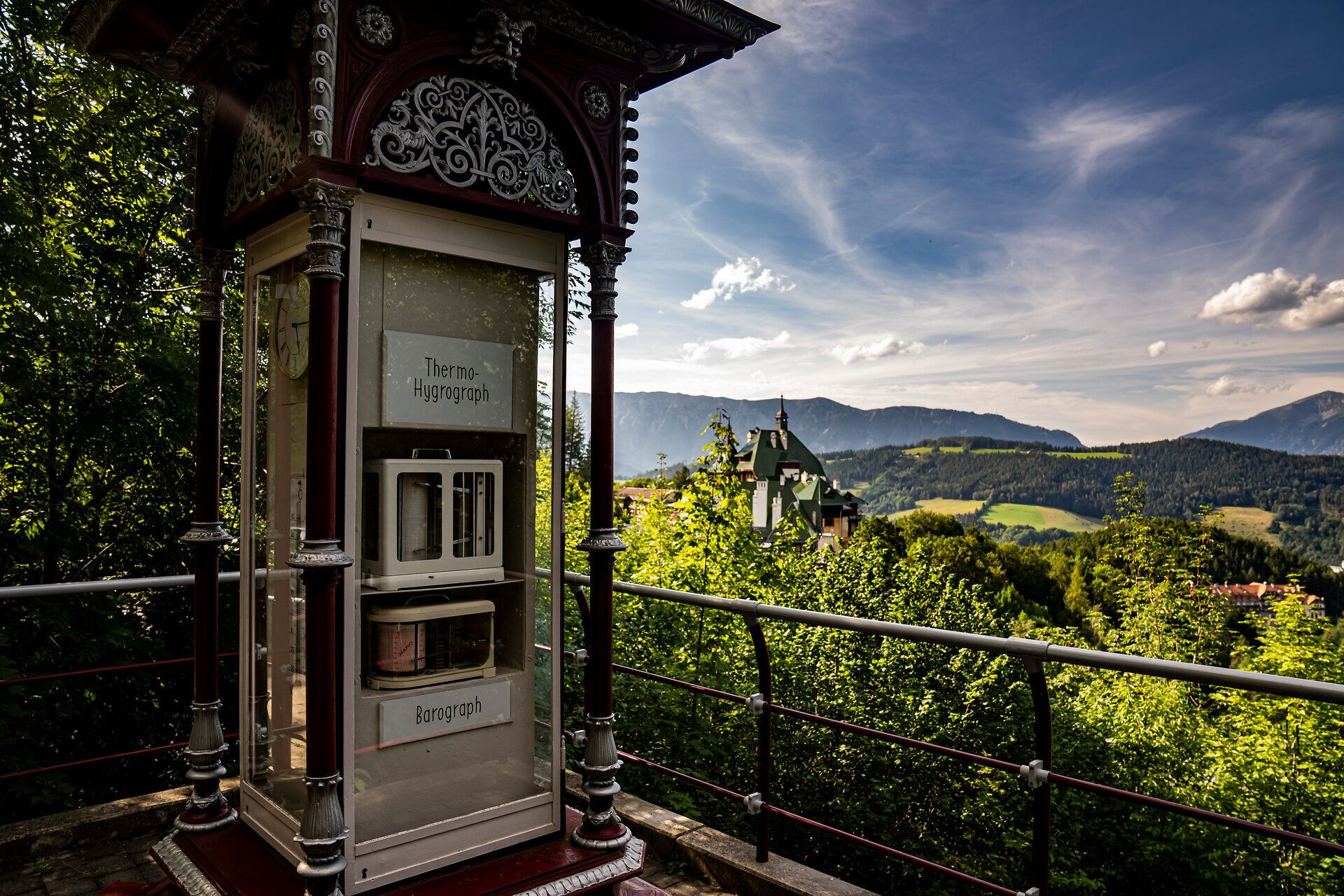 Pohled od silnice Semmering k hotelu Südbahnhotel s horami Rax a Schneeberg v pozadí