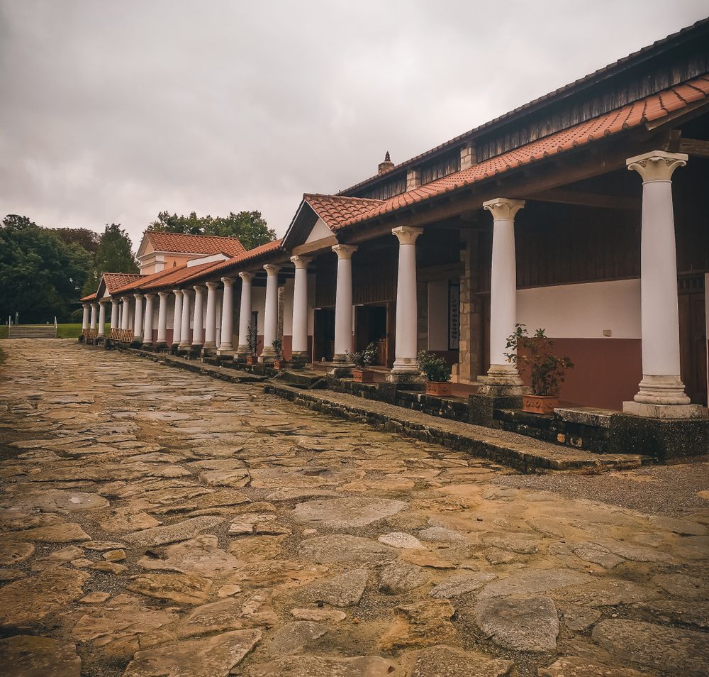 Die sanften Hügel und die historische Architektur laden zu einem entspannten Spaziergang ein. Die herbstlichen Farben der Natur verleihen der Umgebung eine malerische Atmosphäre, während die frische Luft die Sinne belebt. Ein perfekter Ort, um die Schönheit der Region zu genießen.