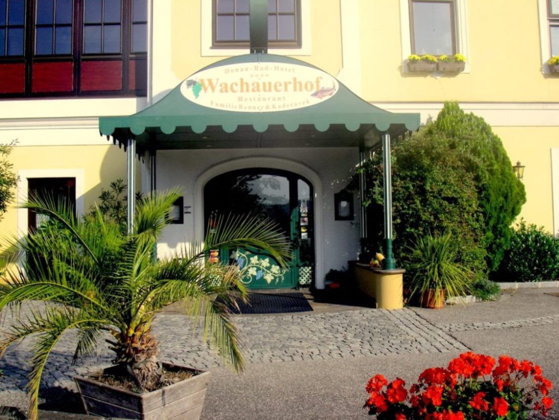 Vstup do Wachauerhofu s rostlinami a květinami.