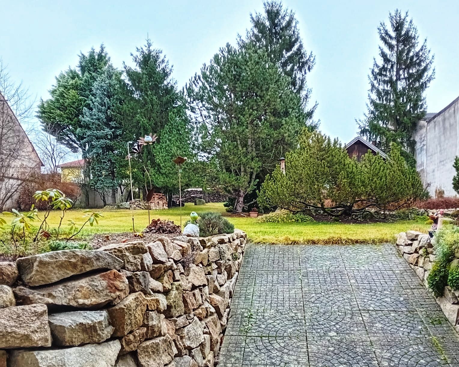 Klidný vnitřní dvůr pro grilování a odpočinek