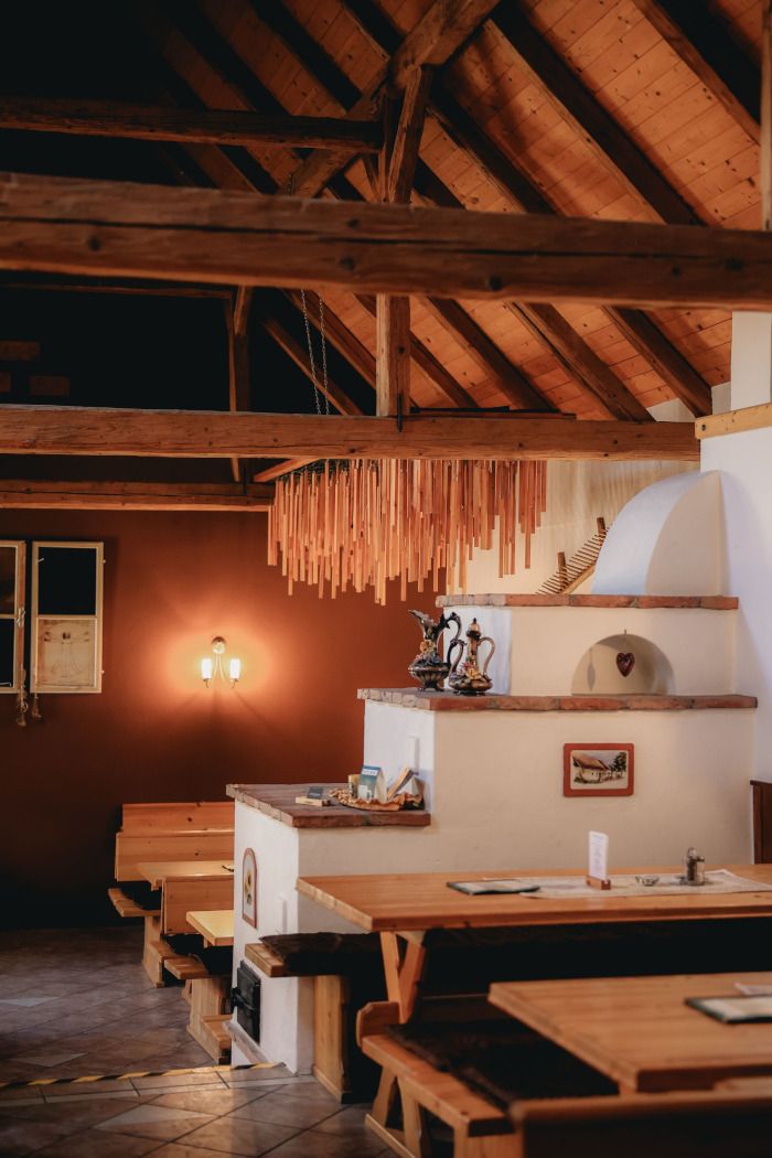 Kachlová kamna v heurigeru