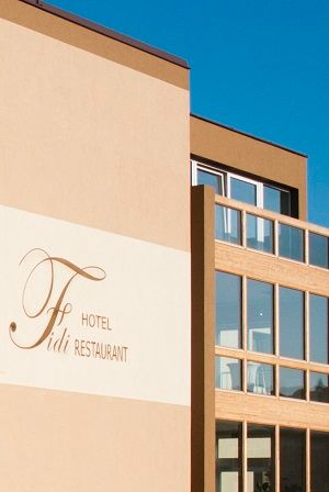 Pohled zvenčí na moderní budovu s označením "Fidi Hotel Restaurant".