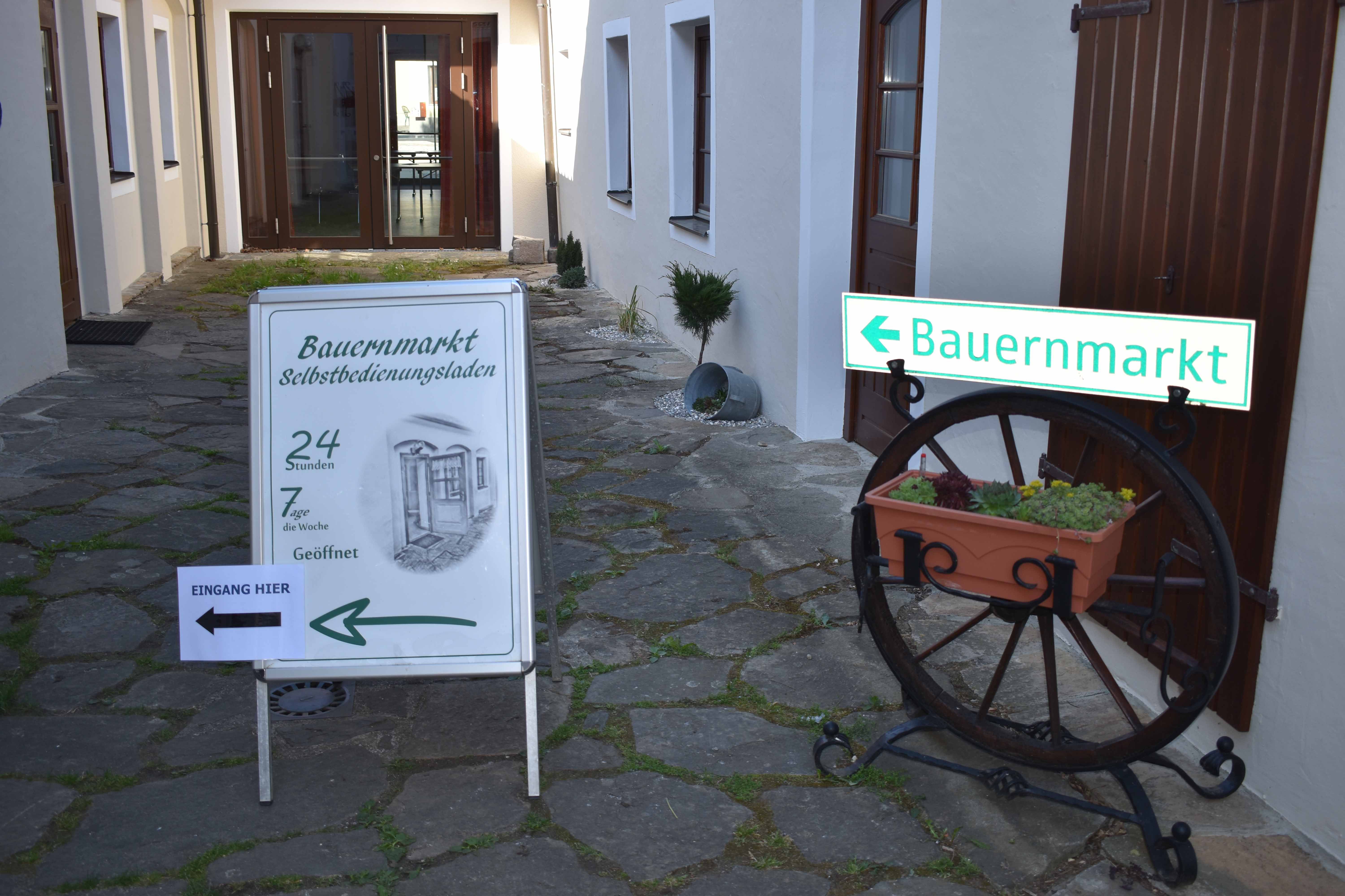 Vchod do farmářského obchodu v Maria Laach