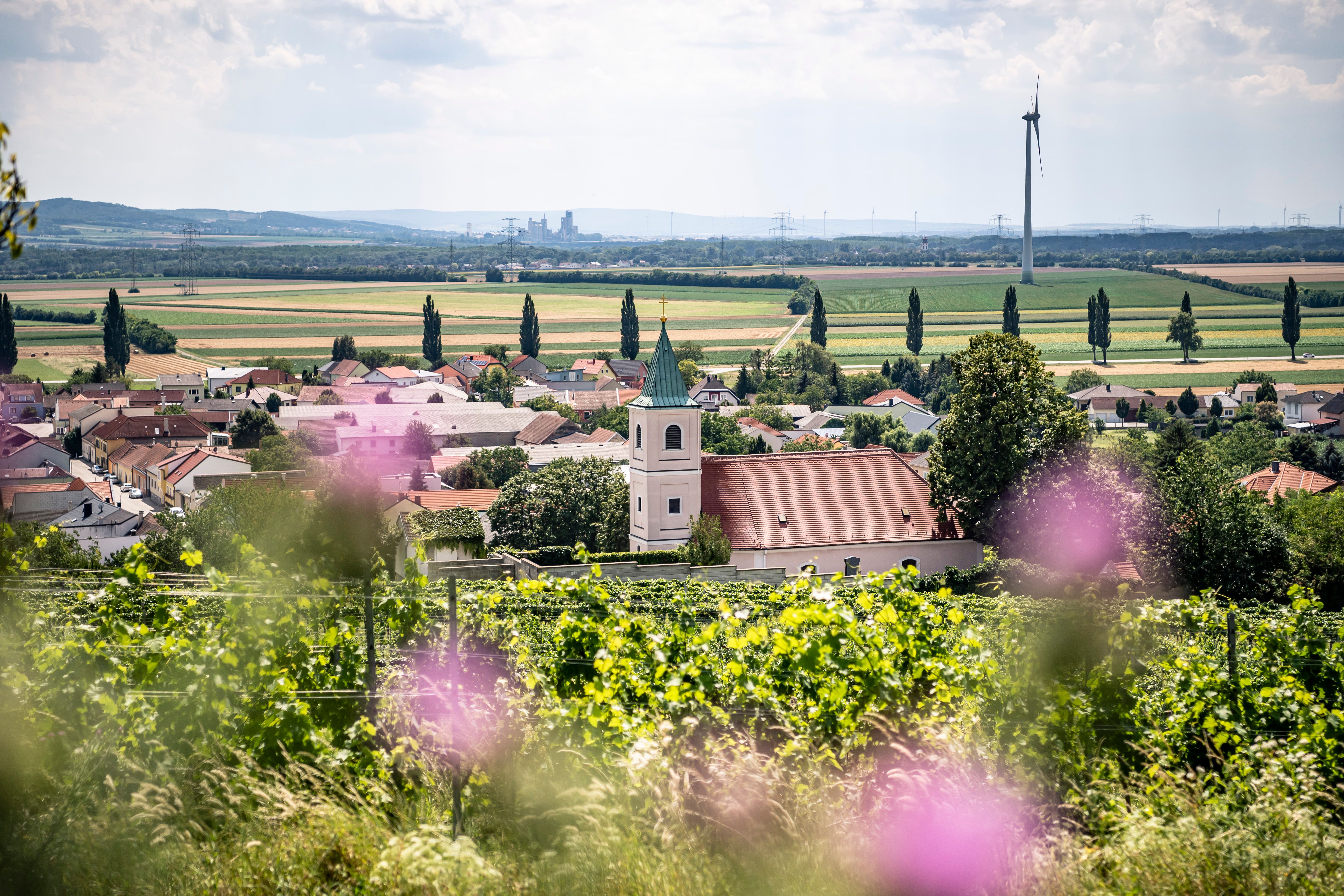 Pohled na Stixneusiedl, kostel a domy
