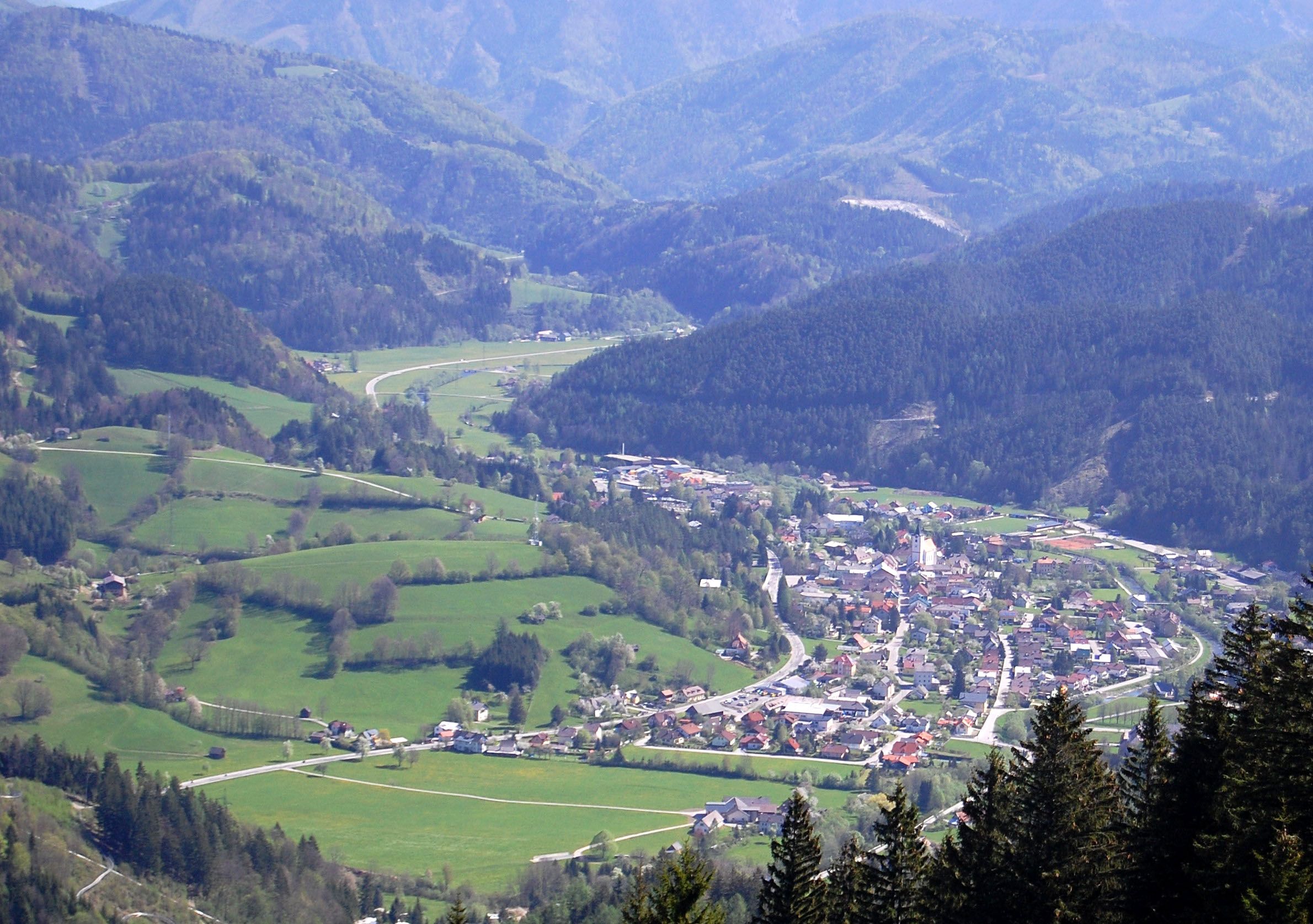 Panoramatický výhled na obec Türnitz, obklopenou zelenými kopci a lesy.