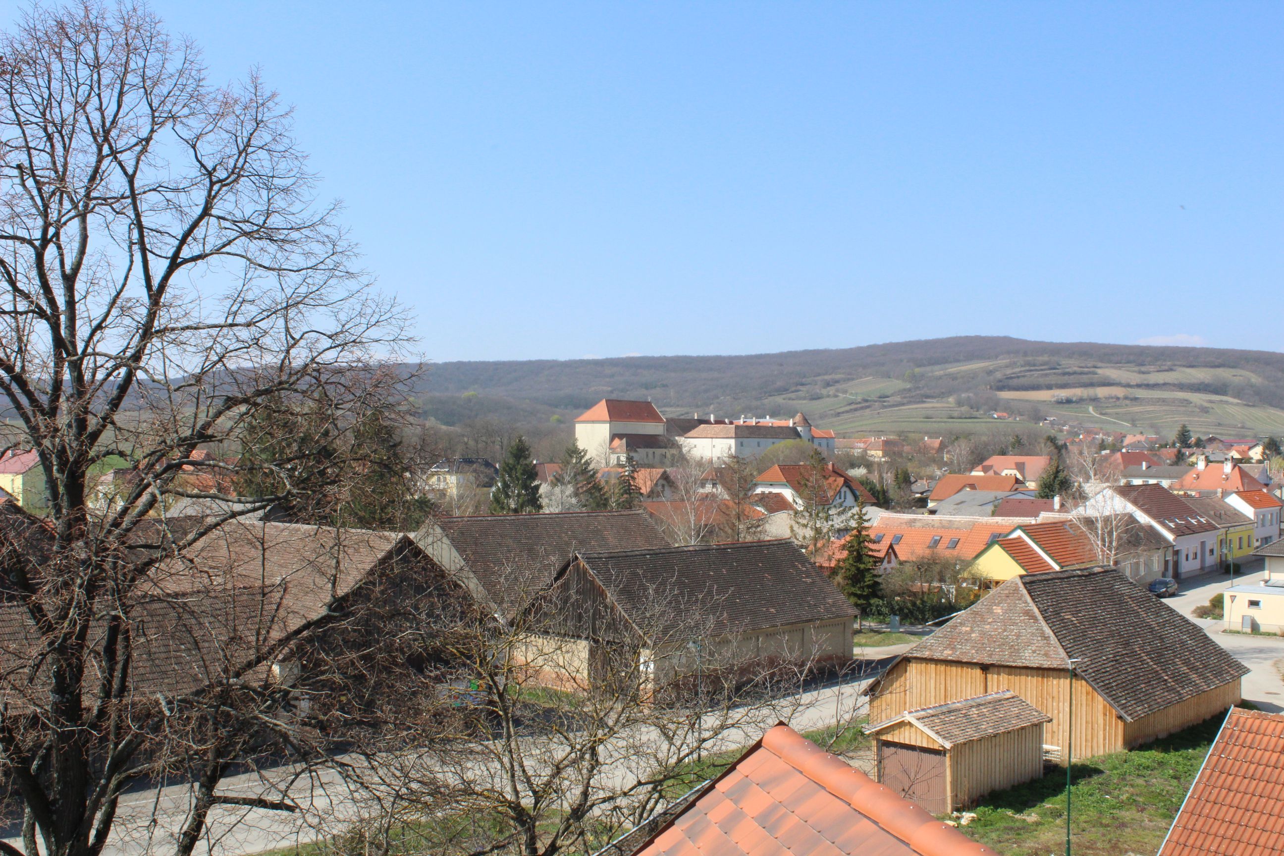 Pohled na hrad Mailberg a okolní krajinu.
