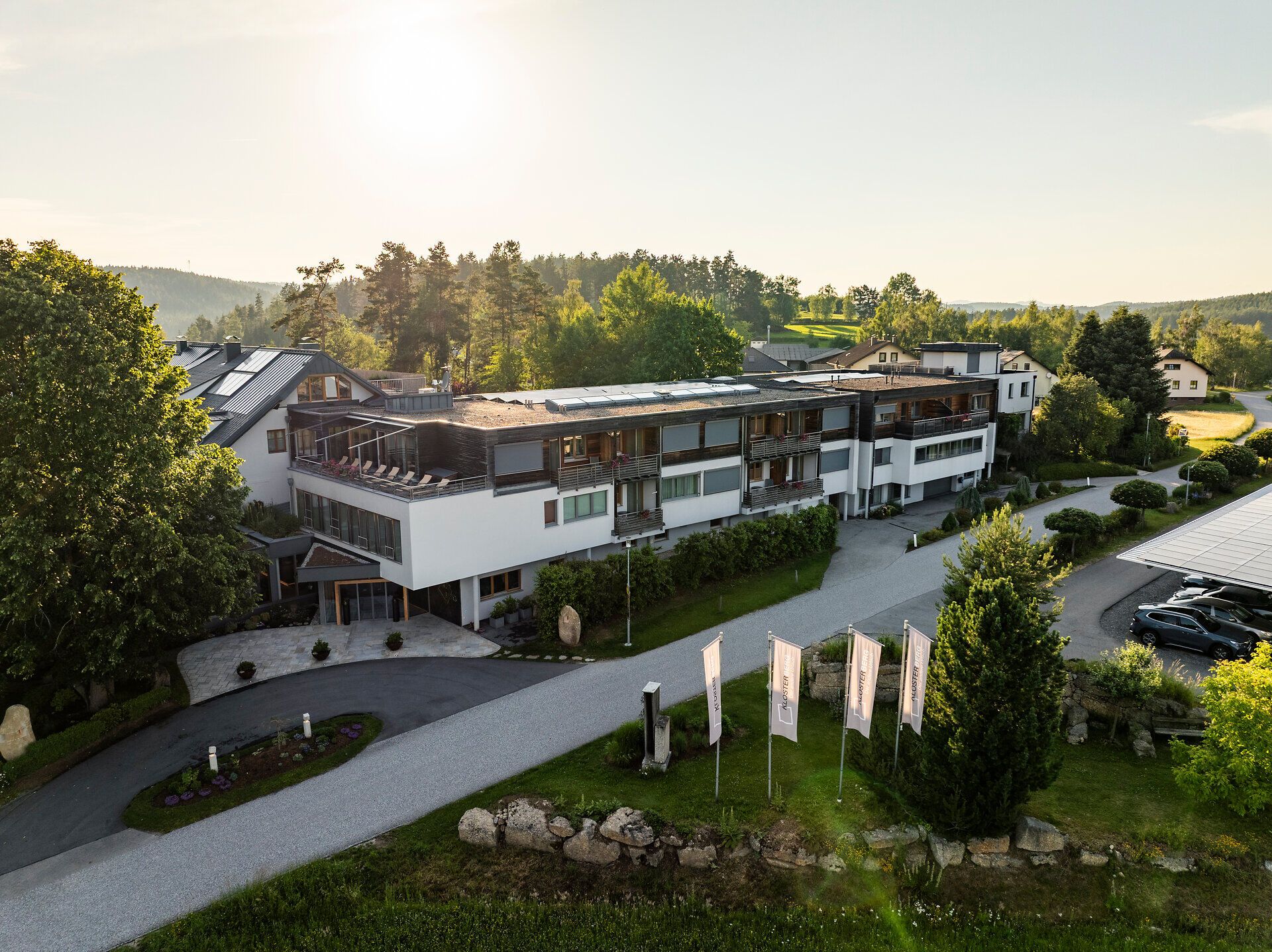 Vnější pohled na lázeňský hotel Klosterberg ve Waldviertelu, obklopený bohatou zelení a lesy.