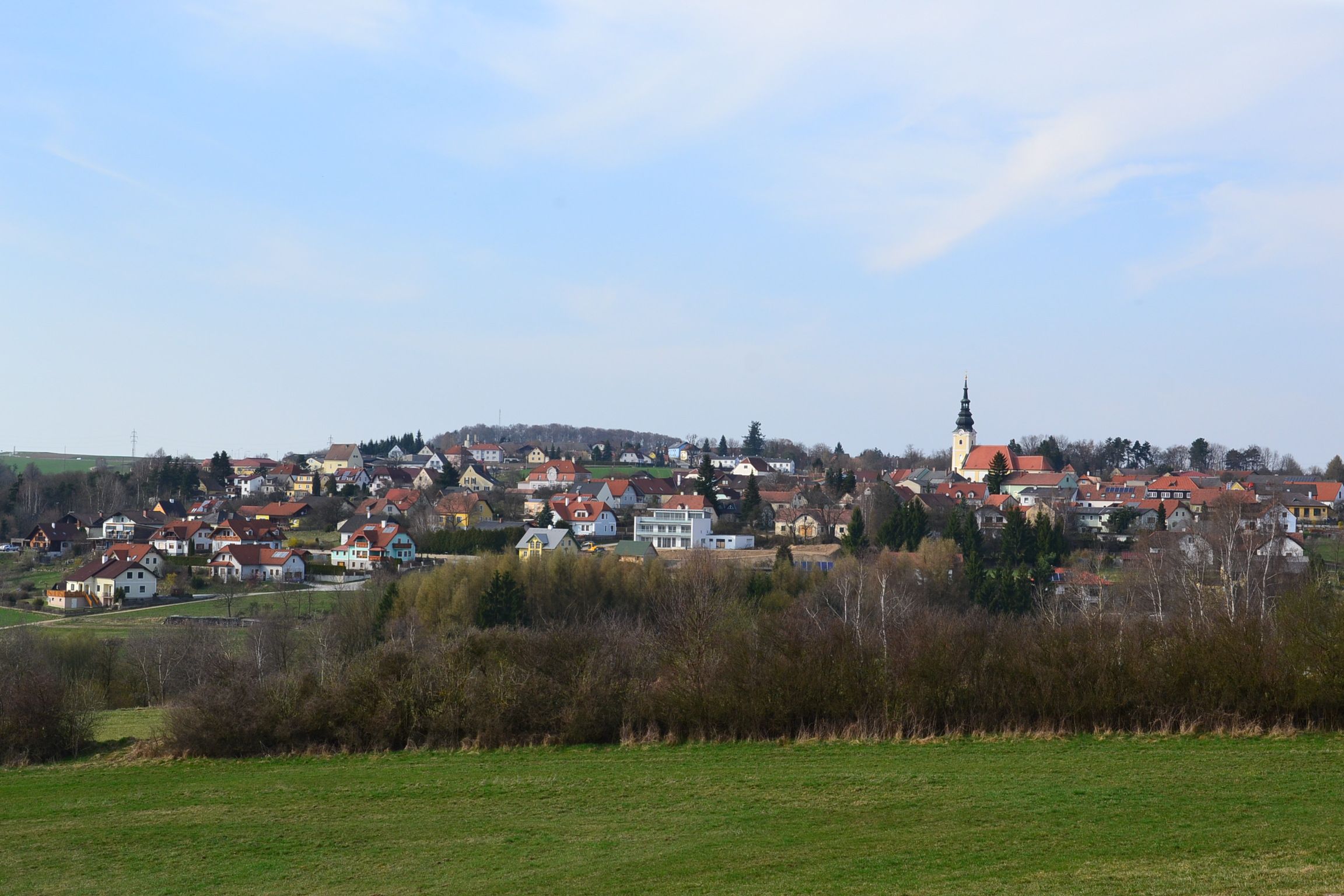 Panorama obce Gföhl s kostelem a domy na kopci.