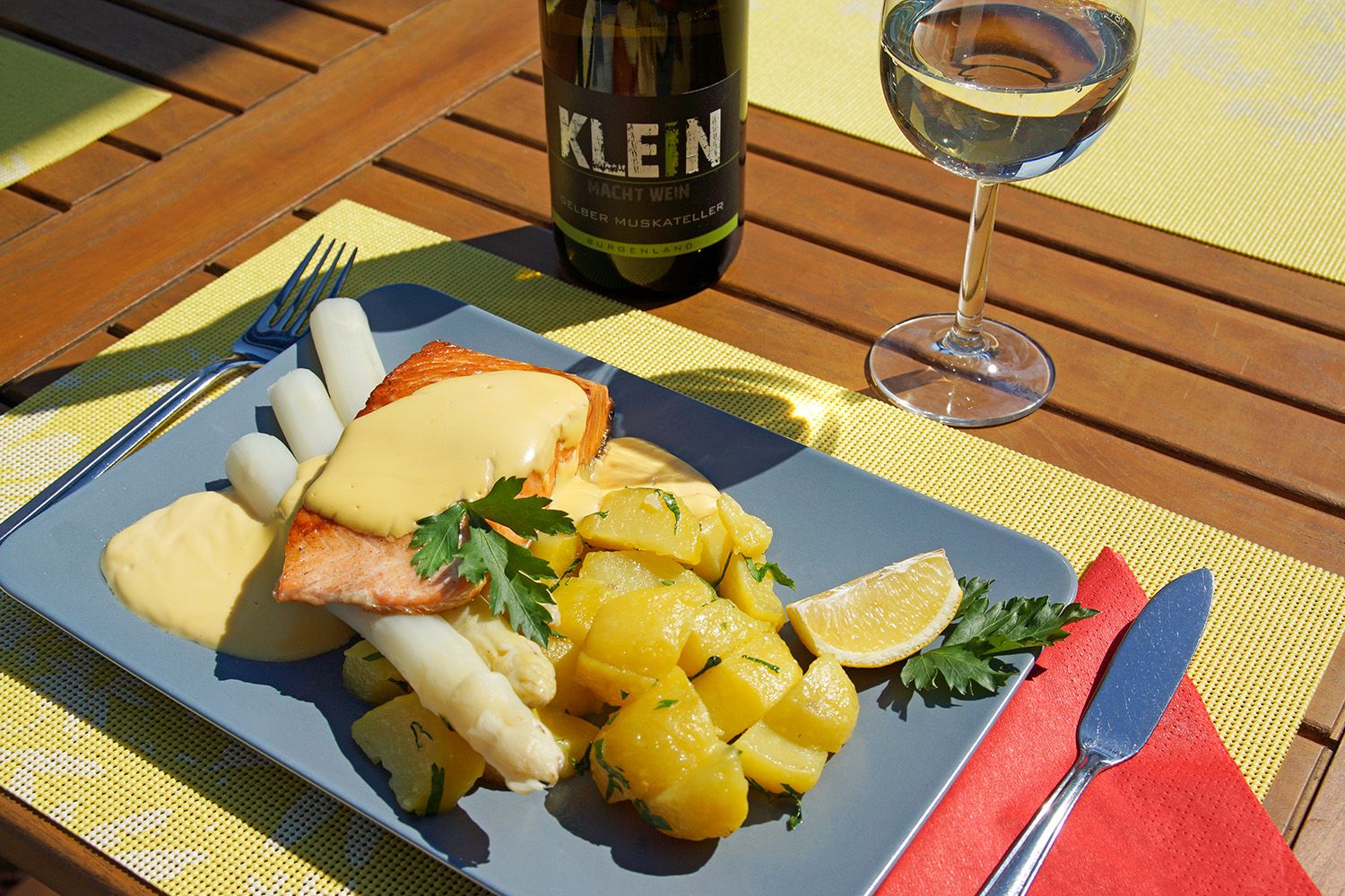 Rybí pokrm s chřestem v restauraci Treno Orth an der Donau 