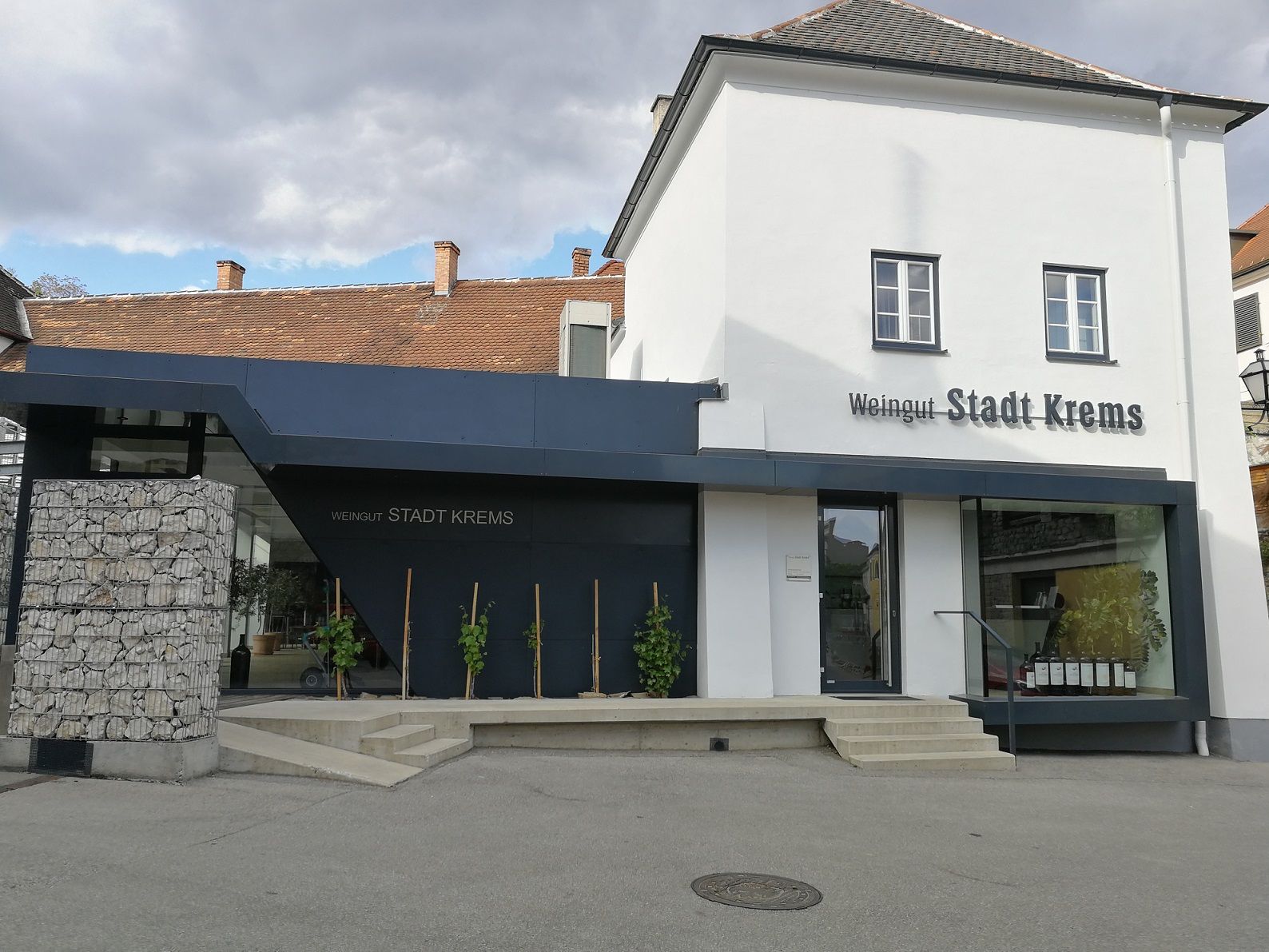 Vnější pohled na vinařství Stadt Krems s moderními a tradičními částmi budovy.