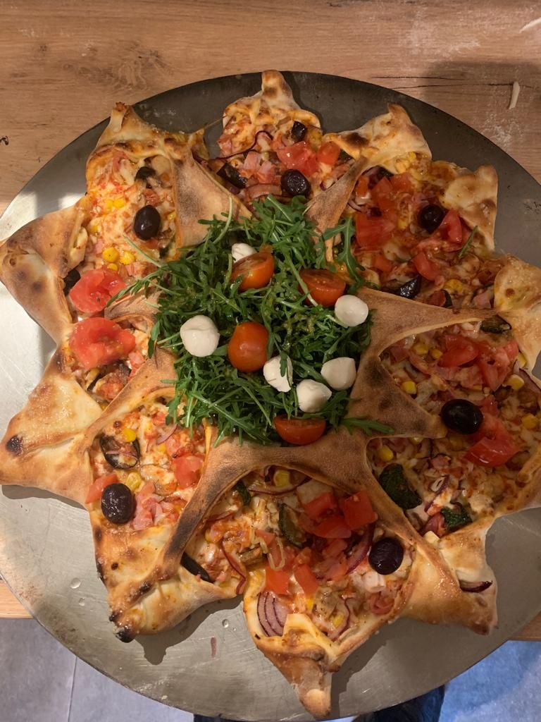 Čerstvá a lahodná pizza v peci v restauraci Giovanni's