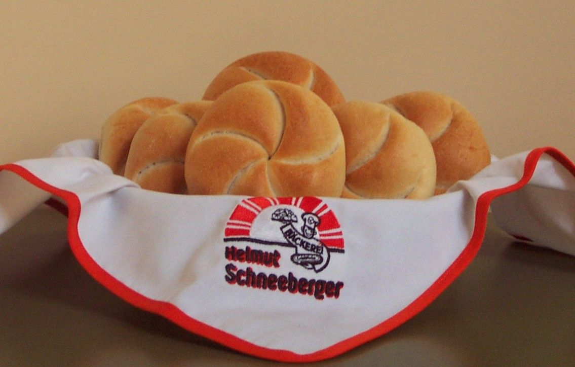 Košík čerstvých rohlíků přikrytý ubrouskem z pekárny Helmut Schneeberger.