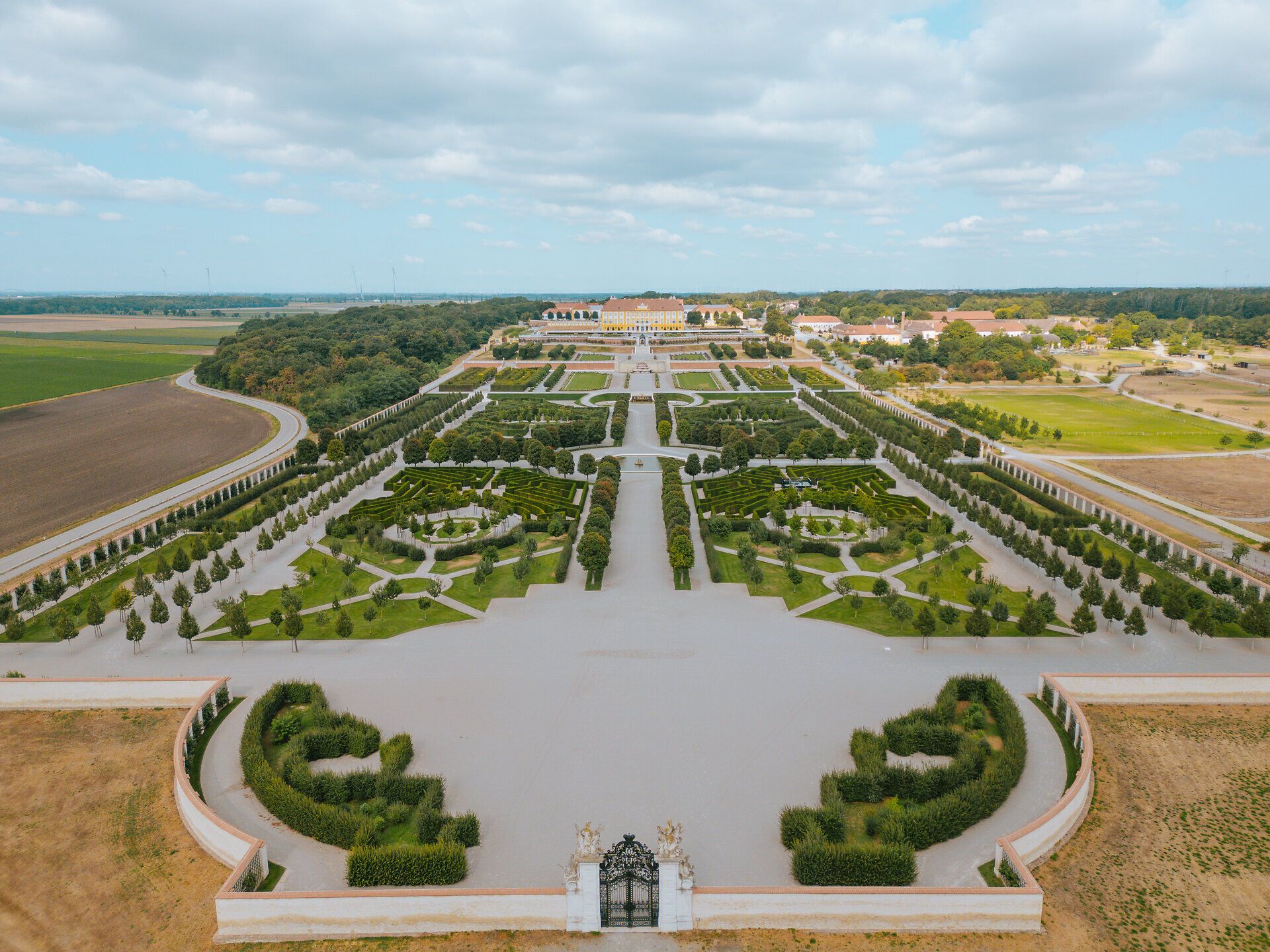Rozlehlé terasy zámku Schloss Hof zvou k relaxační procházce, obklopené umělecky navrženými zahradami a úchvatnou krajinou. Příroda a historie se zde spojují v harmonický zážitek, který okouzlí vaše smysly.