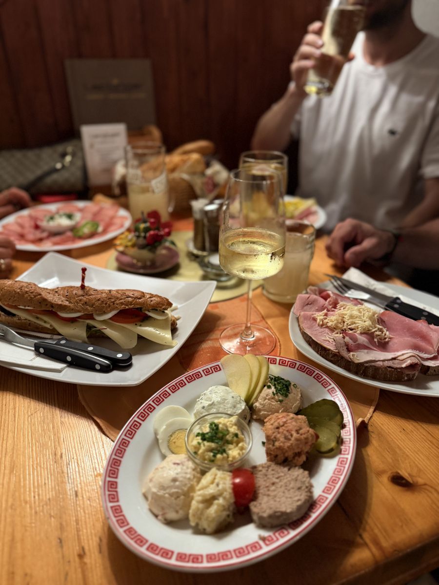 Bohatě prostřený stůl s vínem.