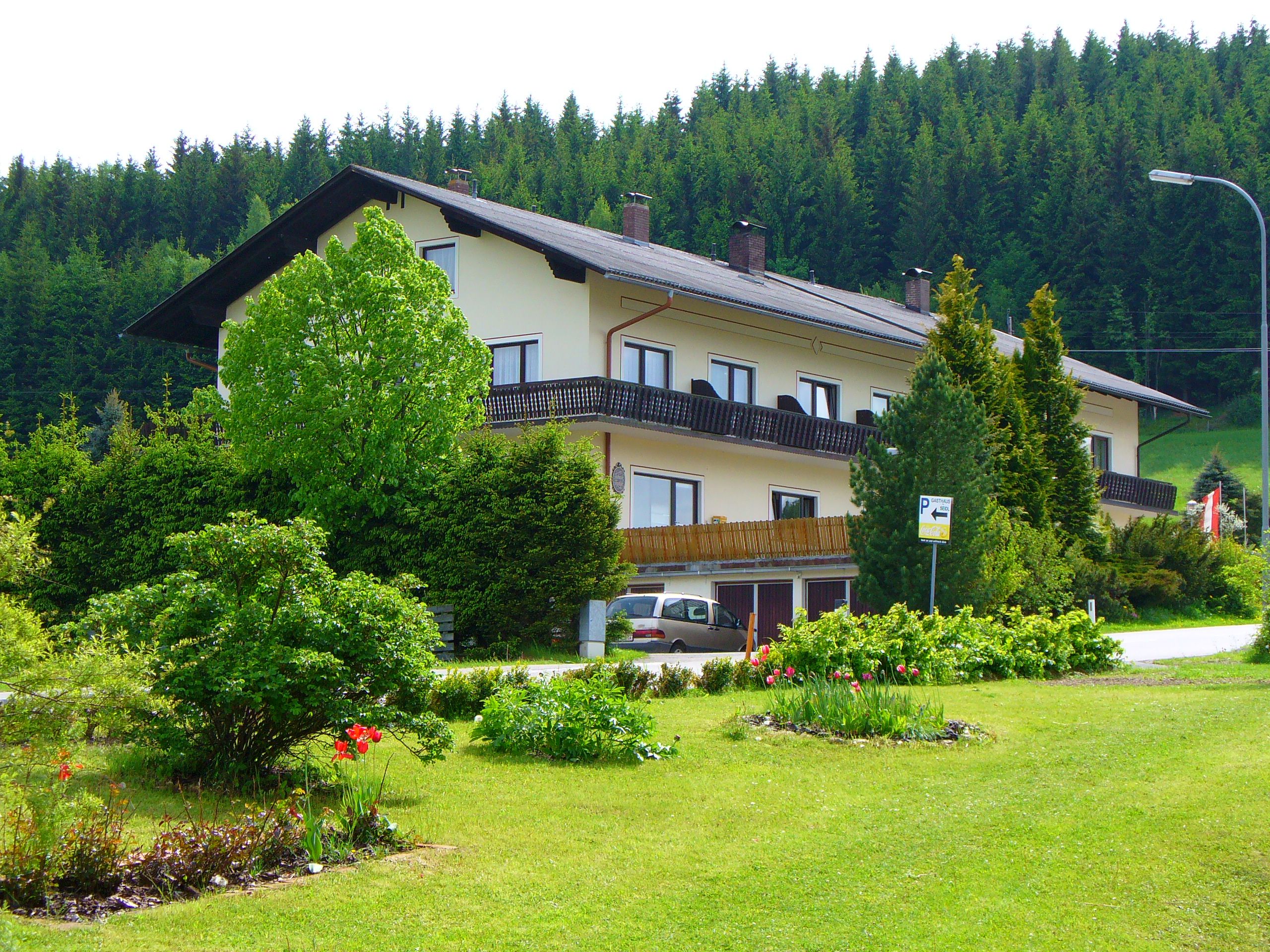 Gasthof-Pension Seidl před lesem.