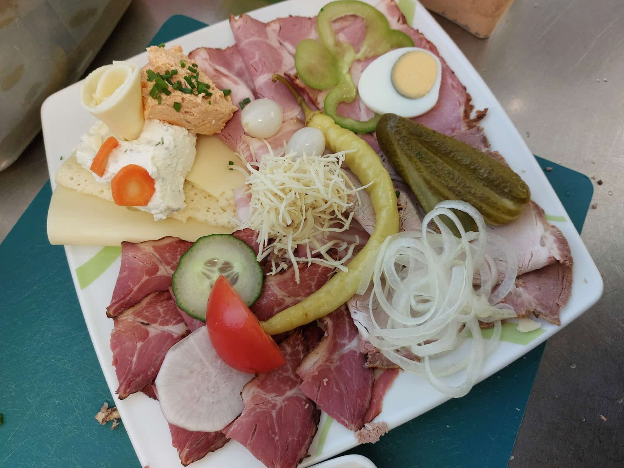 Vydatná svačina v vinárně s regionálními specialitami a klasickým přídavkem.