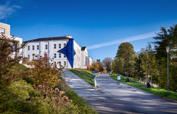 Umgeben von der malerischen Natur des Wienerwaldes, strahlt das Zentrum für Art Brut eine kreative Energie aus, die Besucher in ihren Bann zieht. Die harmonische Verbindung von Kunst und Landschaft lädt dazu ein, die Seele baumeln zu lassen und die inspirierenden Werke zu entdecken.