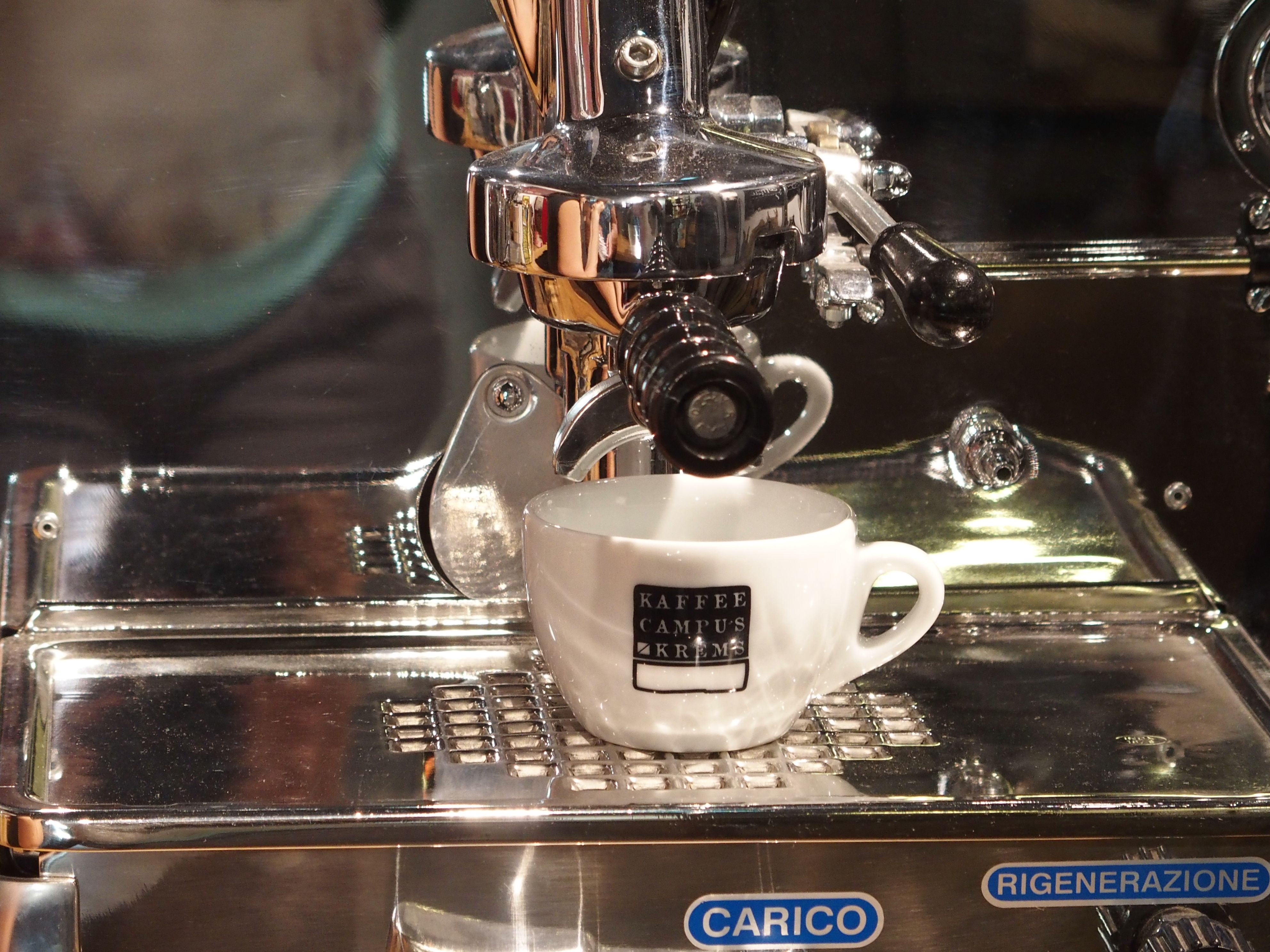 Espresso s šálkem, který vaří kávu.
