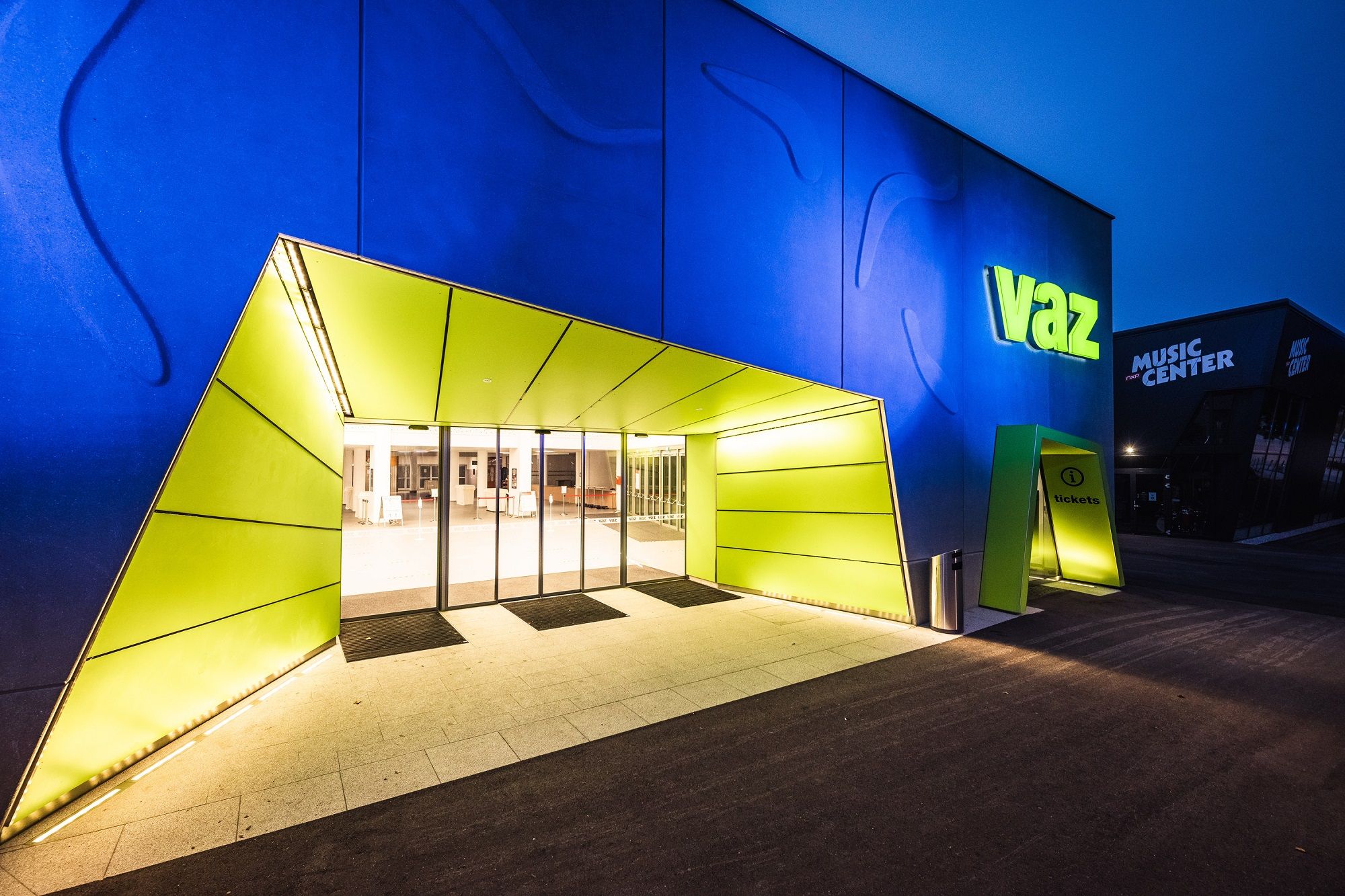Vchod do VAZ St. Pölten s osvětleným nápisem a moderní architekturou.